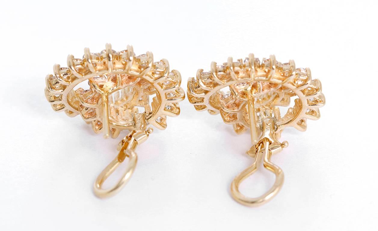 Stunning Swirl Diamond Gold Earrings In Excellent Condition In Dallas, TX