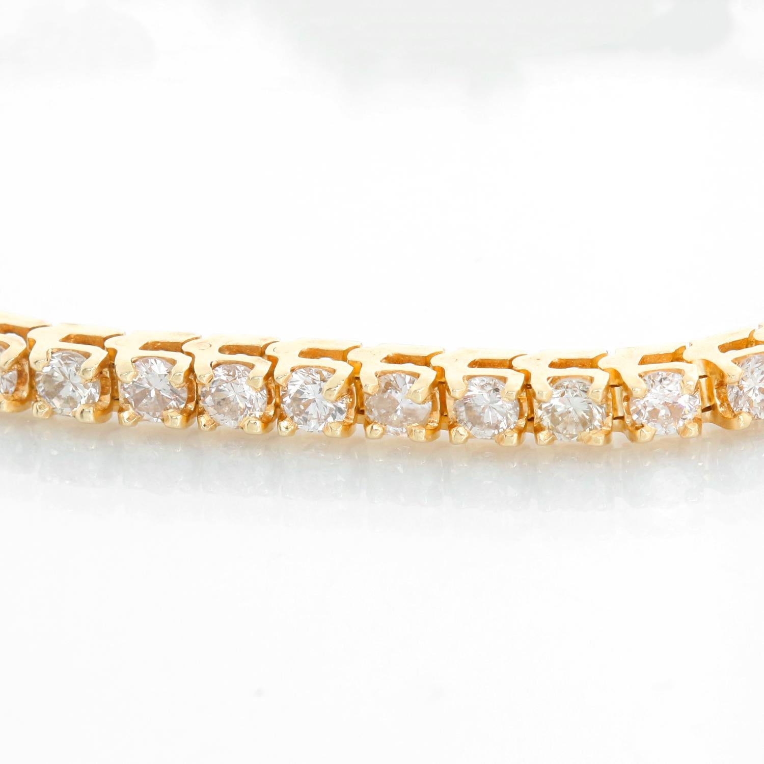 14K Yellow Gold Diamond Tennis Bracelet Approx. 5 cts - Ce magnifique bracelet présente environ 5 carats de diamants ronds de taille brillant (HI-color, SI1-I1clarity) sertis dans de l'or jaune 14k. Le bracelet mesure environ 7 pouces de long. Le