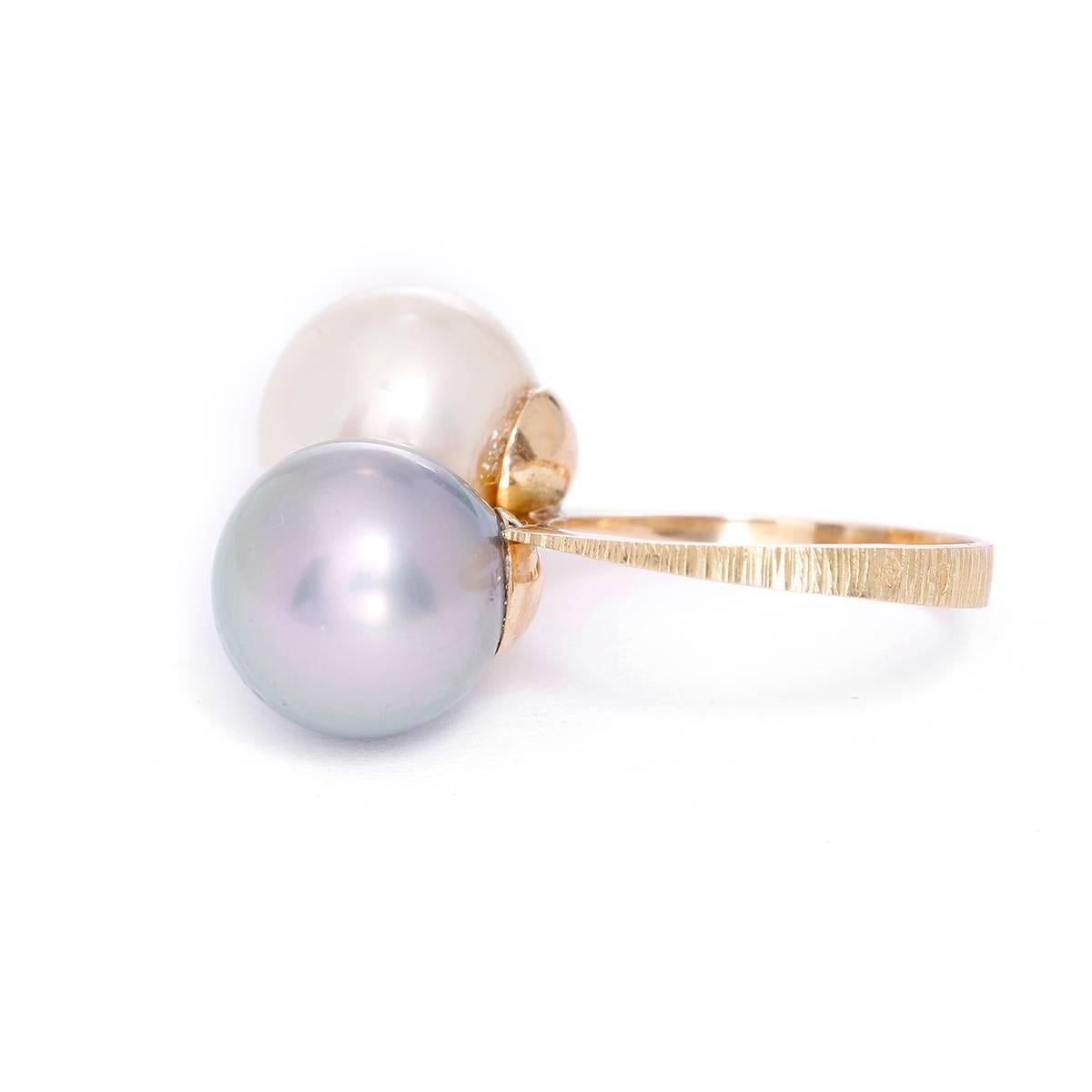 Lovely Yellow Gold, White and Gray Pearl Ring In Excellent Condition In Dallas, TX