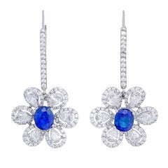 Superbes boucles d'oreilles en goutte en forme de fleur en or avec saphirs et diamants