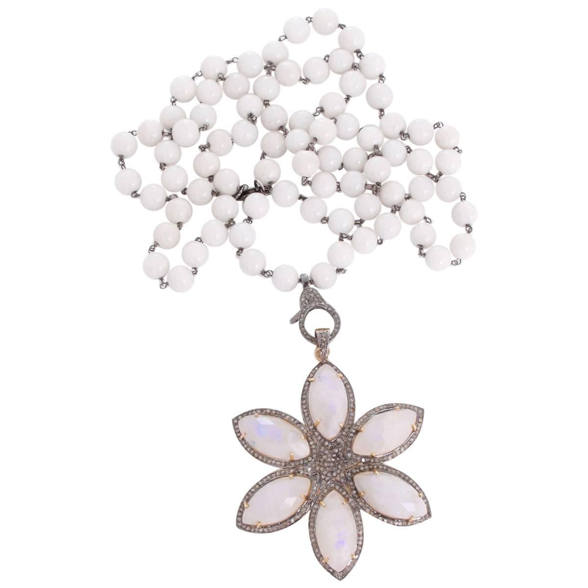 Incredibile collana con ciondolo a stella in agata bianca e pietra di luna in vendita