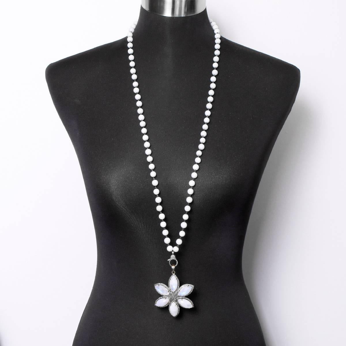 Incredibile collana con ciondolo a stella in agata bianca e pietra di luna - . Questa straordinaria collana presenta un ciondolo a stella con pietra di luna e 2,2 carati di diamanti incastonati in oro placcato argento con una chiusura di diamanti in