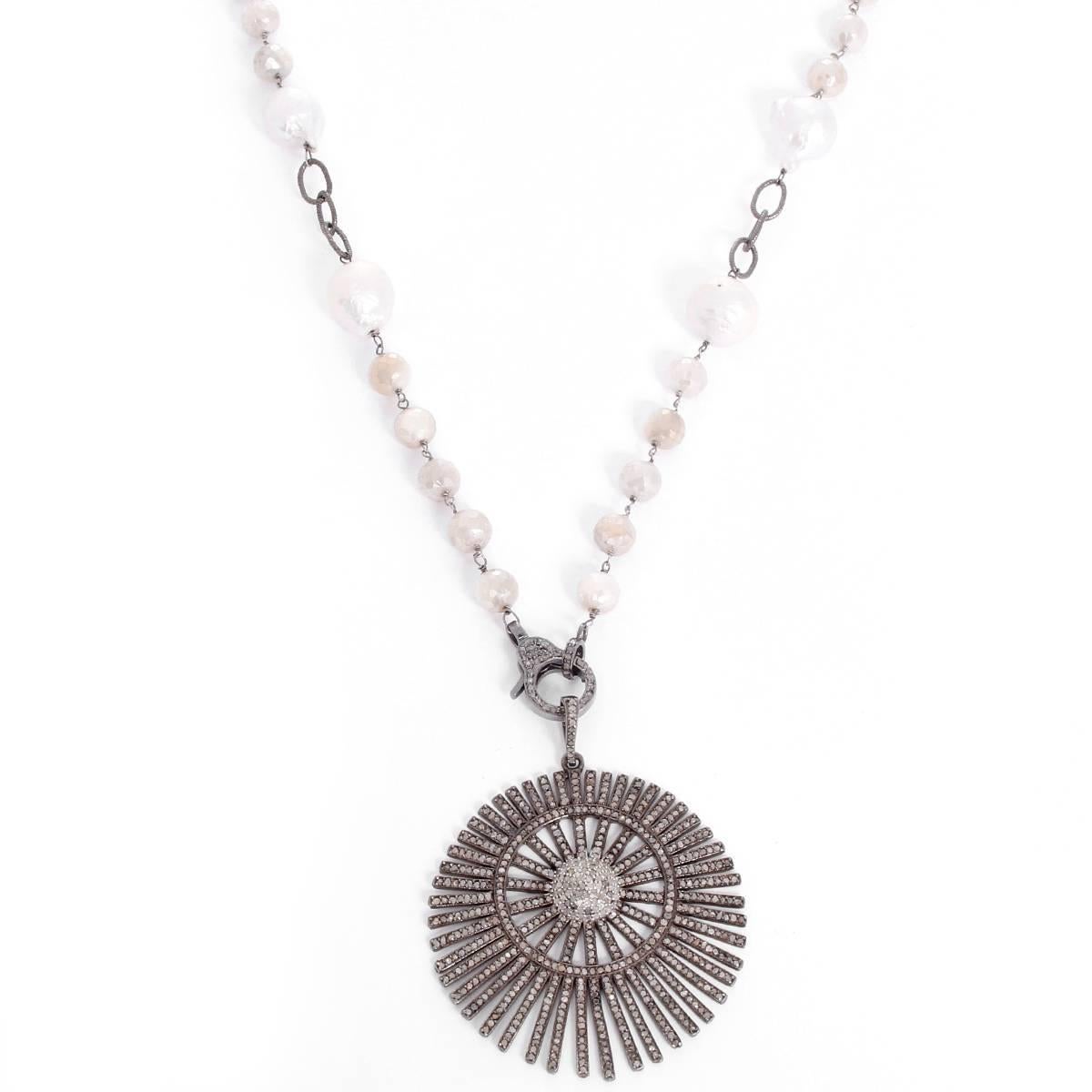 Bohemianische Halskette mit Sonnenschliff-Anhänger aus grauem Mondstein, Süßwasserperlen und Diamanten Damen im Angebot