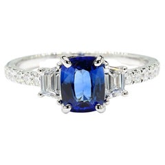 Natürlicher blauer Saphir im Kissenschliff und weißer Diamant 1.49 Karat TW Gold Cocktail-Ring