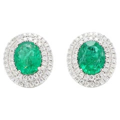 Pendientes de oro con esmeralda natural ovalada y diamante de 4,05 quilates TW