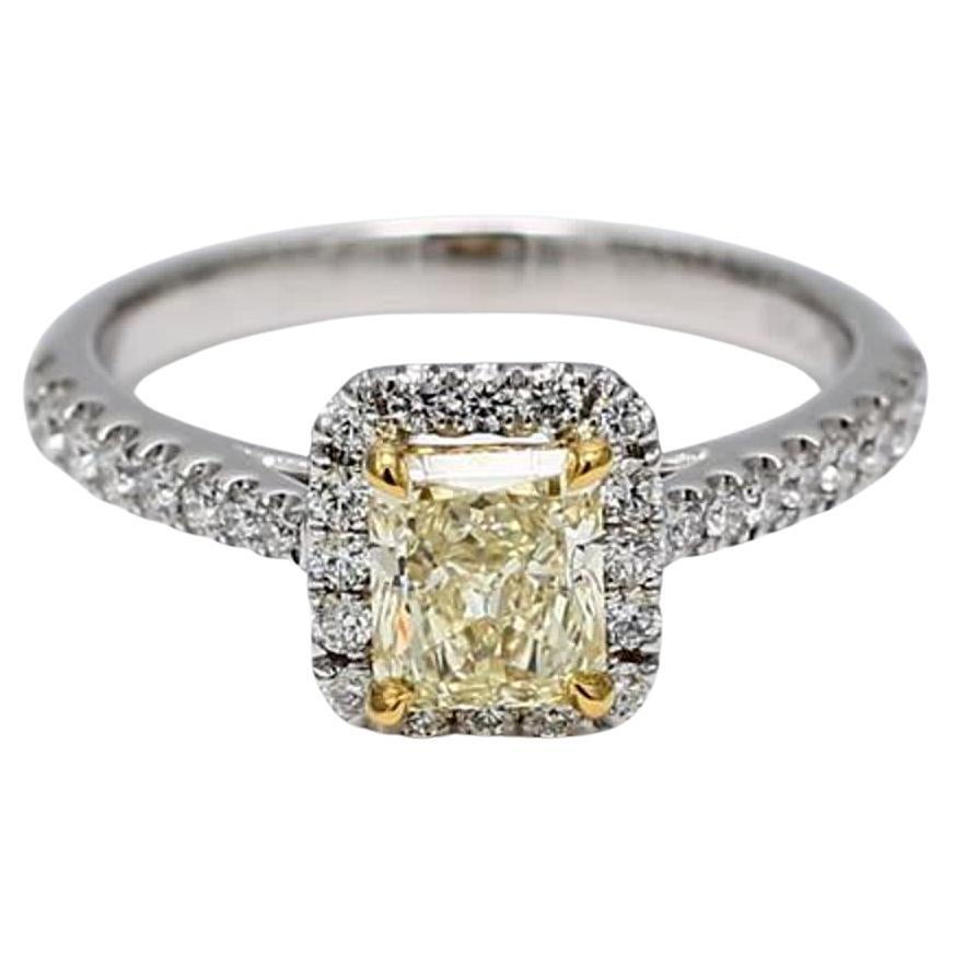 Bague plaquée en diamant jaune radiant et blanc de 1.33 carat poids total, certifiée GIA en vente