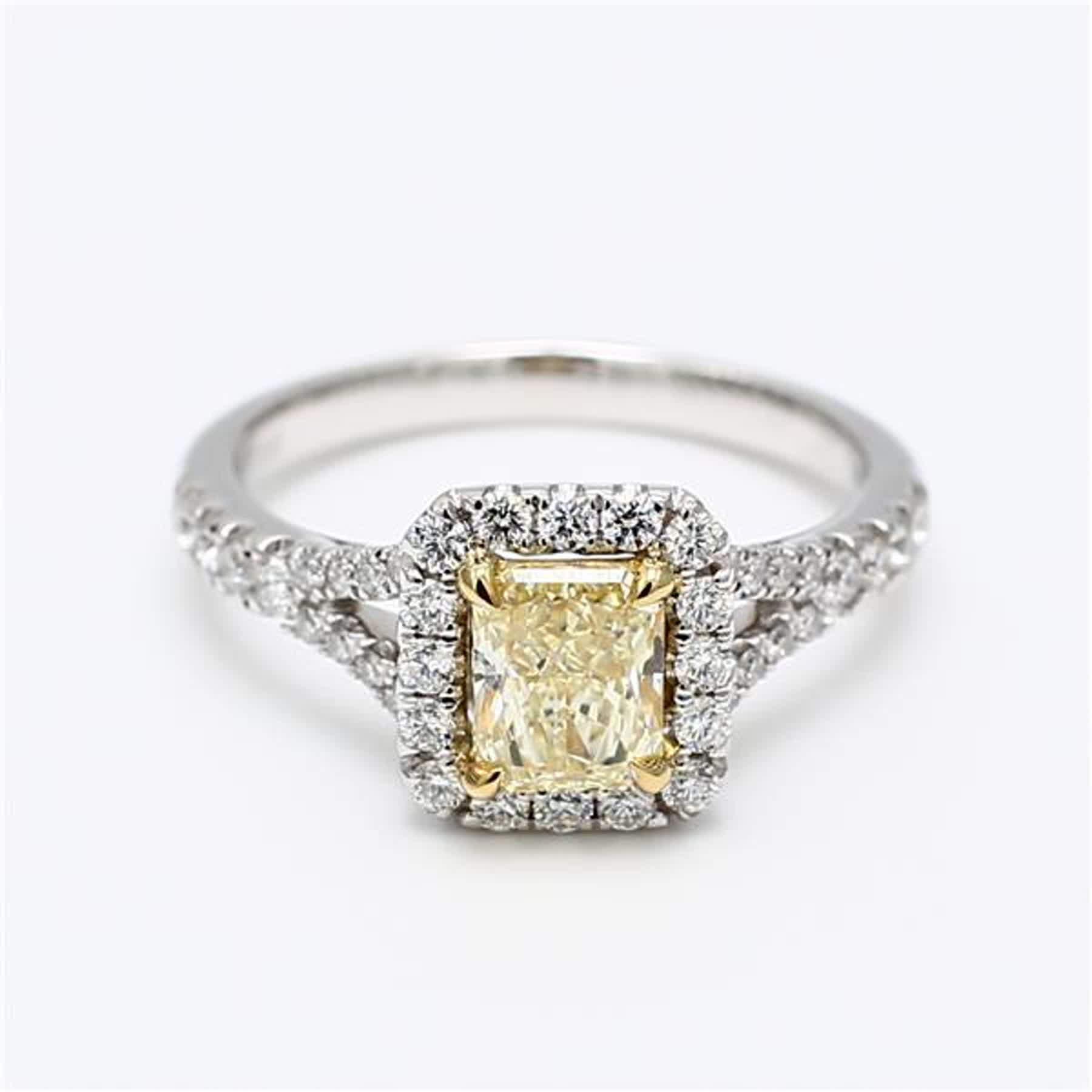 Bague plaquée en diamant jaune radiant et blanc de 1.44 carat poids total, certifiée GIA en vente