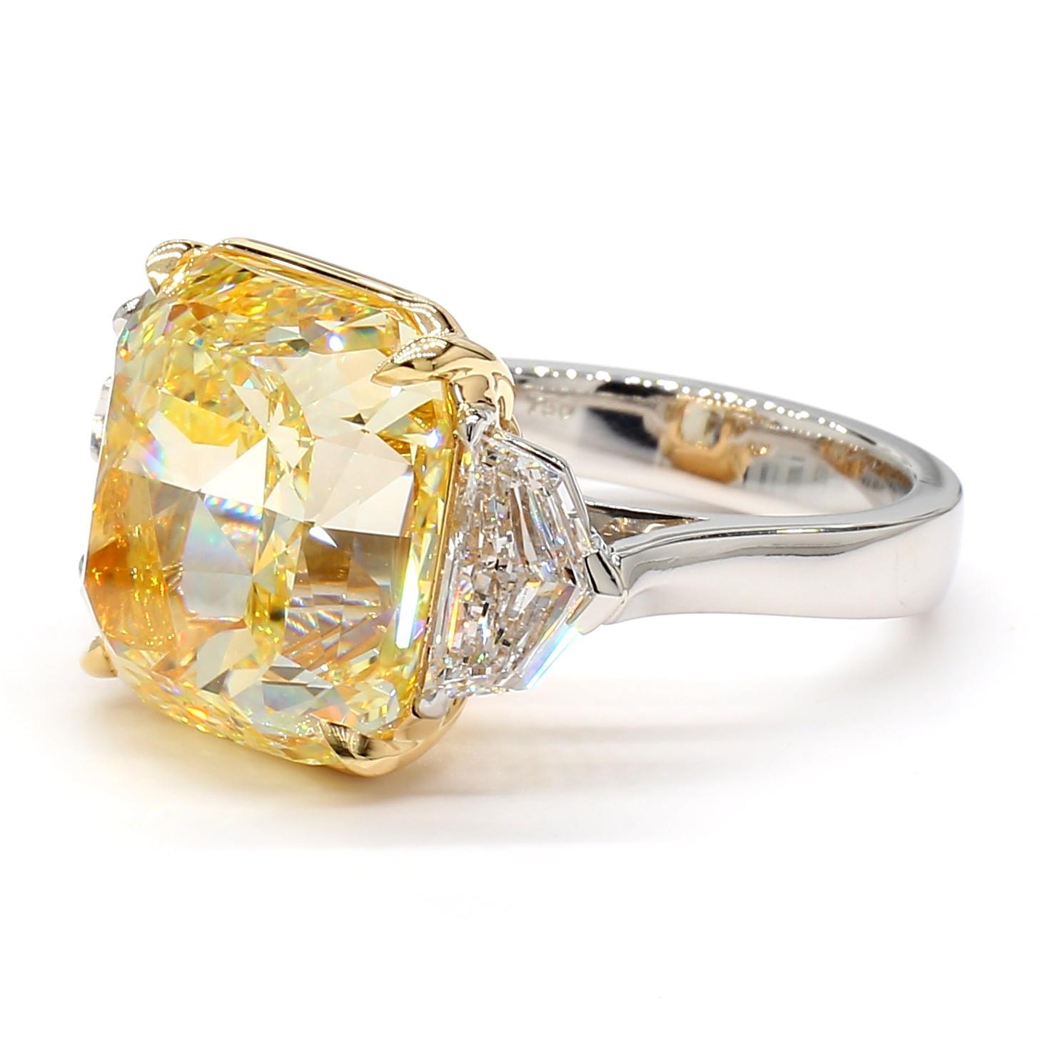 La magnifique bague en diamant de Raregemworld. Monté dans une belle monture en platine avec un diamant jaune naturel de taille radiant. Le diamant jaune est entouré de deux diamants blancs de taille bouclier naturels certifiés GIA. Cette bague est
