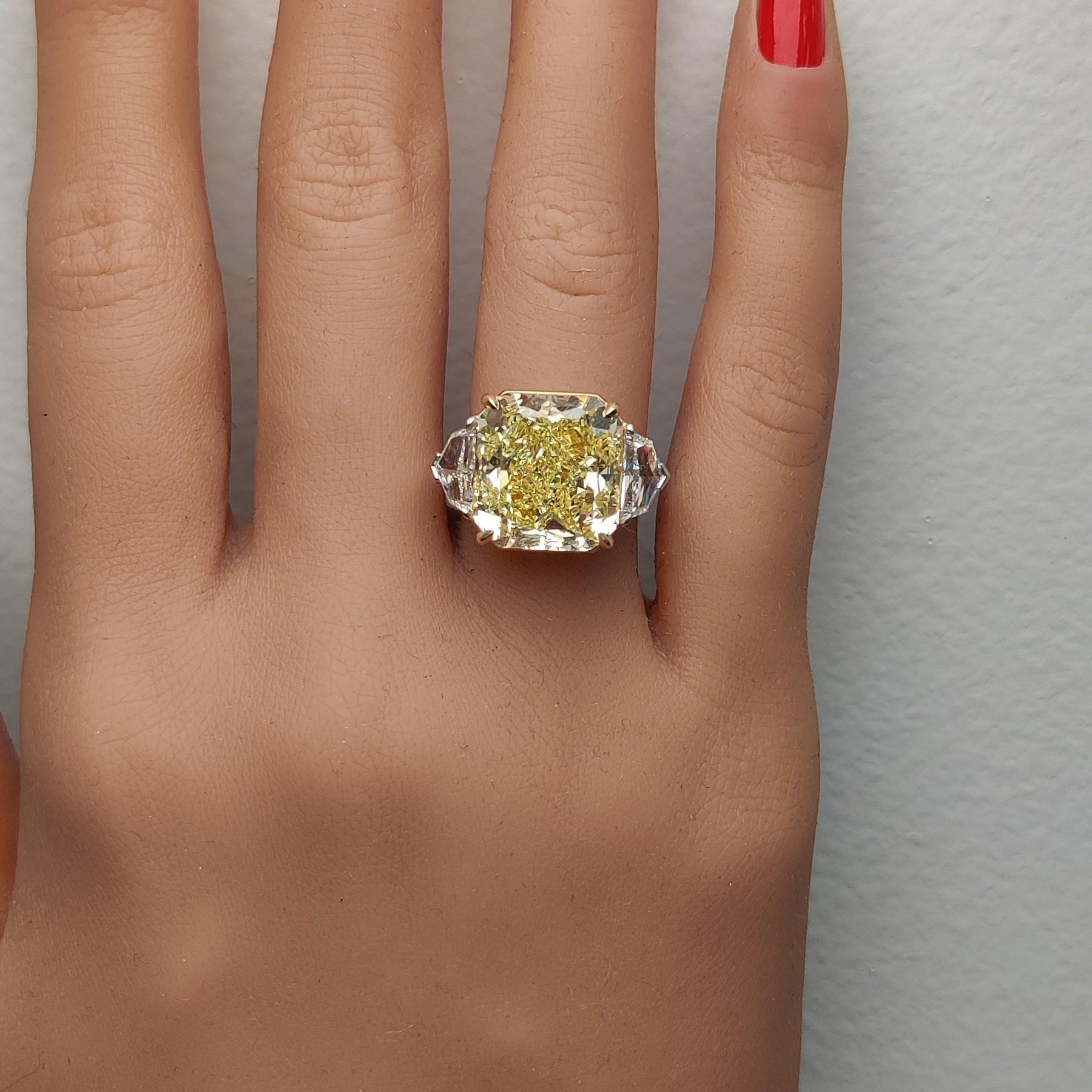 Bague en platine certifiée GIA avec diamant radiant de couleur jaune intense 15,44 carats TW Neuf - En vente à New York, NY