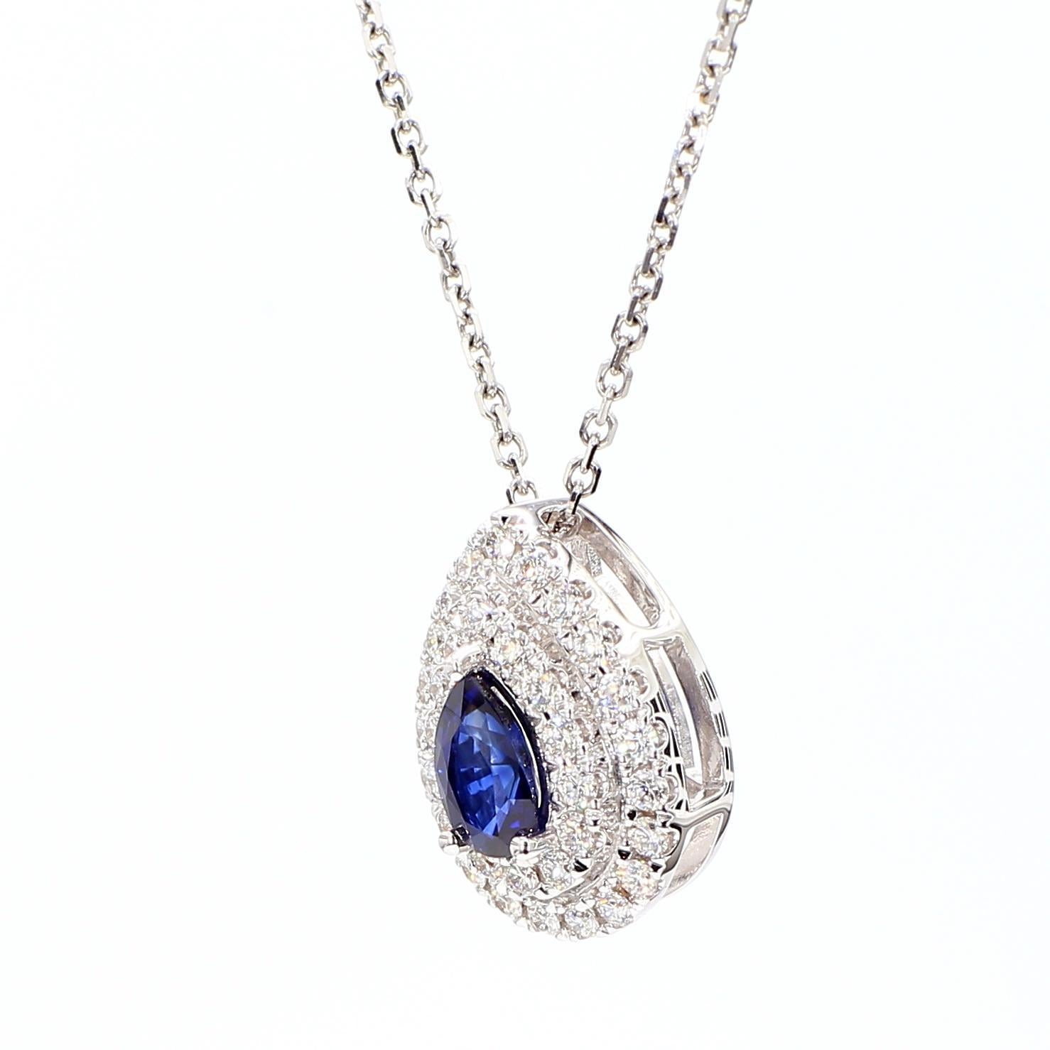 Il bellissimo ciondolo con zaffiro di RareGemworld. Montato in una splendida montatura in oro bianco 18 carati con uno zaffiro blu naturale taglio pera. Lo zaffiro è circondato da un diamante bianco rotondo naturale. Questo ciondolo è destinato a
