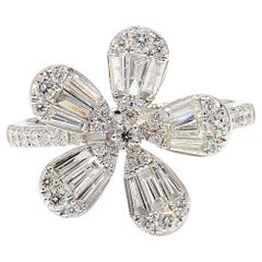 Anello Cocktail in oro bianco con diamante trapezoidale naturale da 1,00 carati TW
