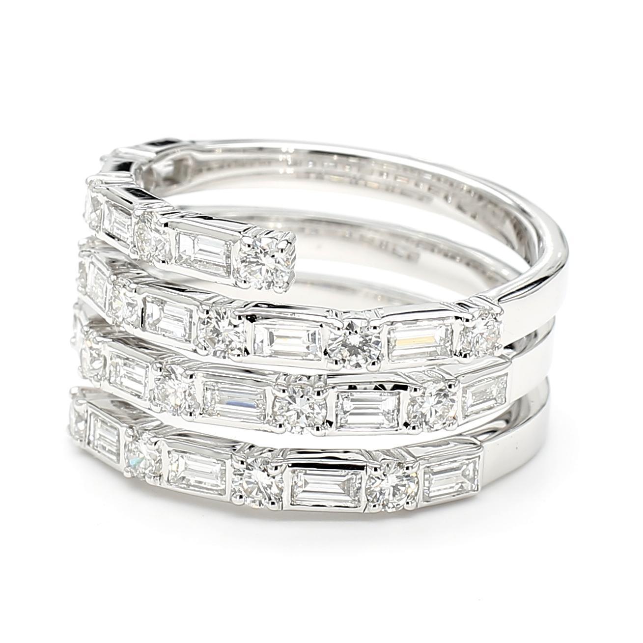 Der schöne Diamant-Cocktailring von RareGemWorld. In einer schönen Fassung aus 18 Karat Weißgold mit natürlichen weißen Baguette-Diamanten, ergänzt durch natürliche runde weiße Diamanten, gefasst. Dieser Ring wird Sie garantiert beeindrucken und