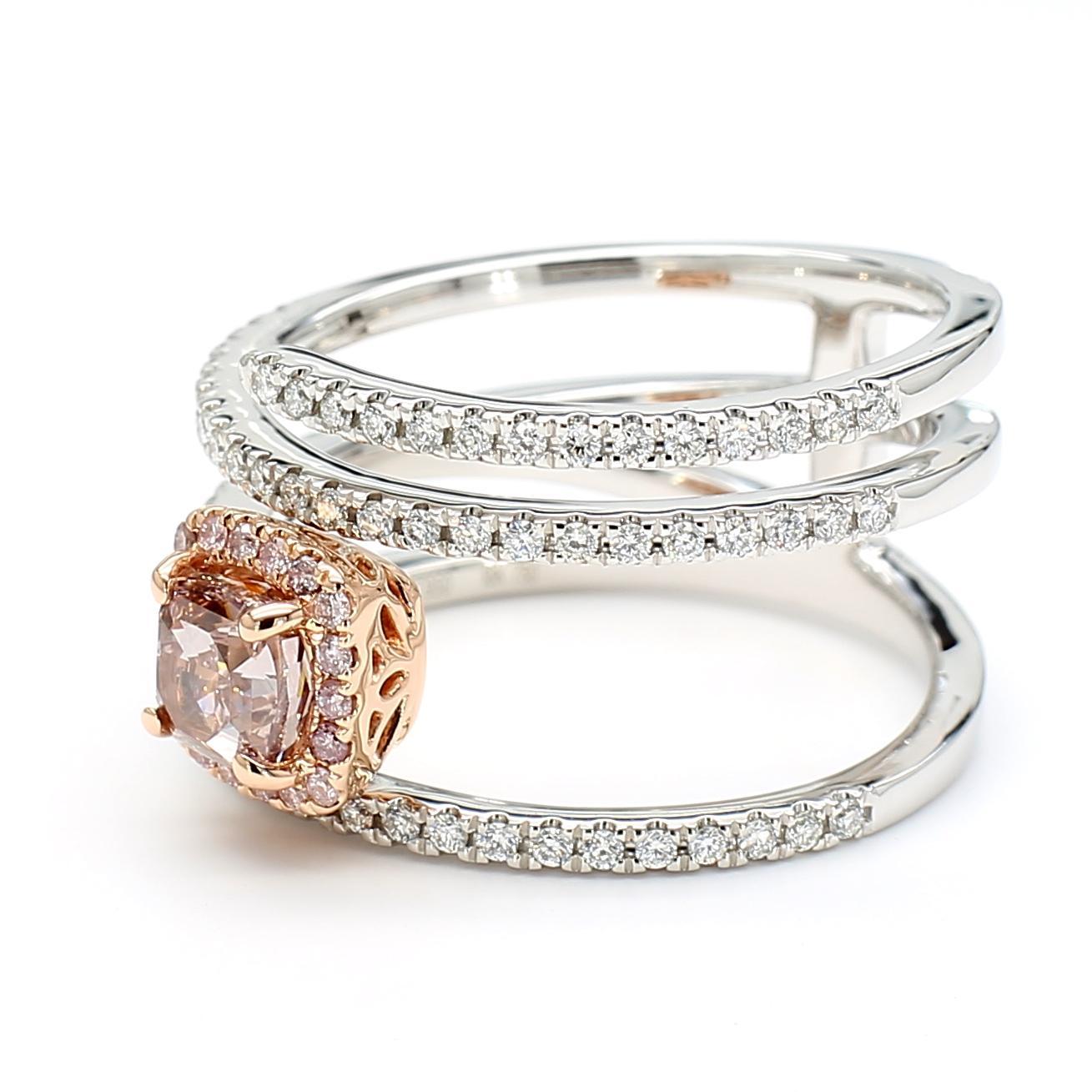 Der schöne GIA-zertifizierte Diamantring von RareGemWorld. Montiert in einer schönen 18K Rose Gold Fassung mit einem natürlichen rosa Diamanten im Kissenschliff. Der Diamant ist umgeben von runden natürlichen rosa Diamanten und runden natürlichen