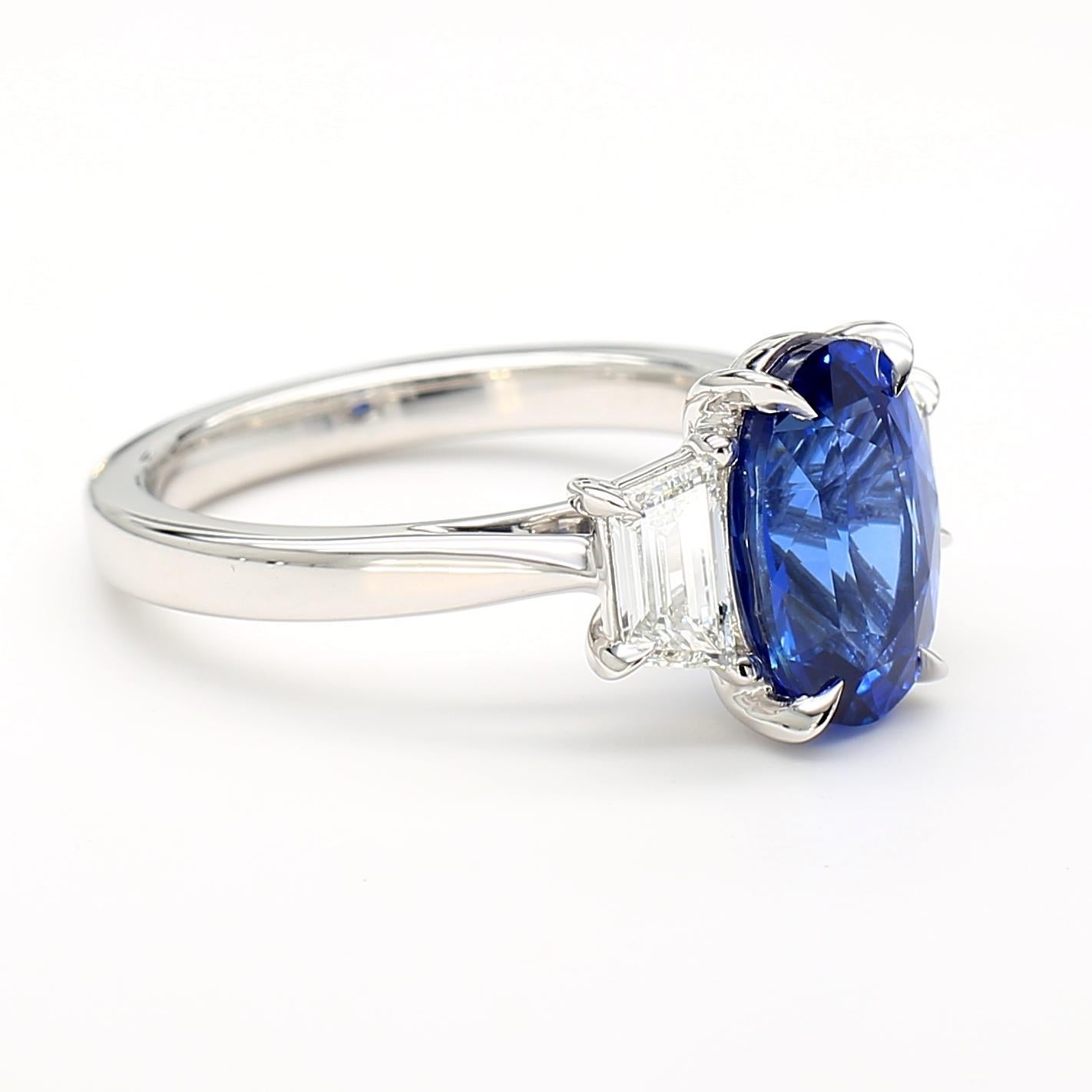 Taglio ovale Anello in oro con zaffiro blu ovale e diamante da 3,62 carati TW certificato GIA in vendita