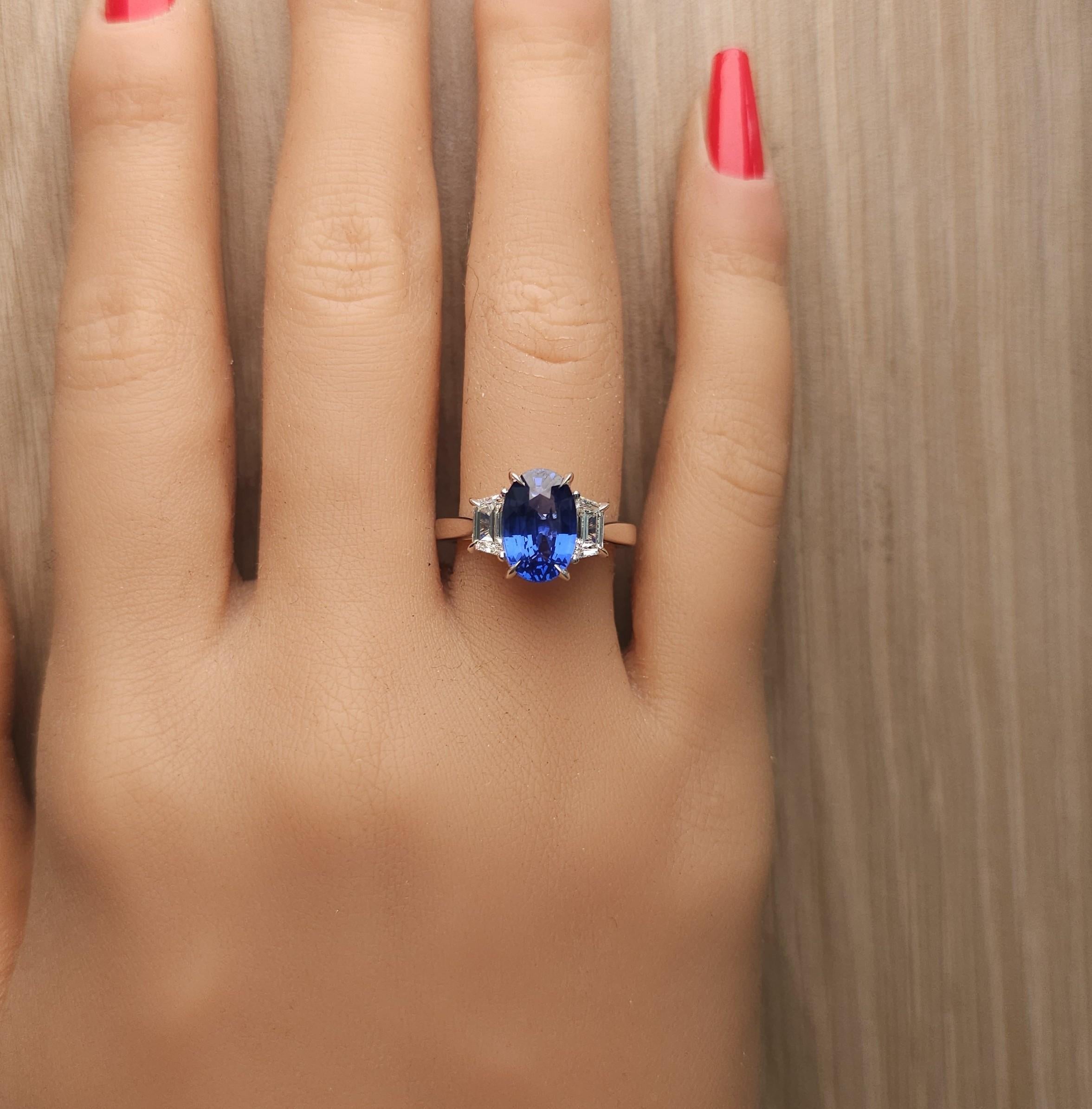 Anello in oro con zaffiro blu ovale e diamante da 3,62 carati TW certificato GIA In condizioni Nuovo in vendita a New York, NY