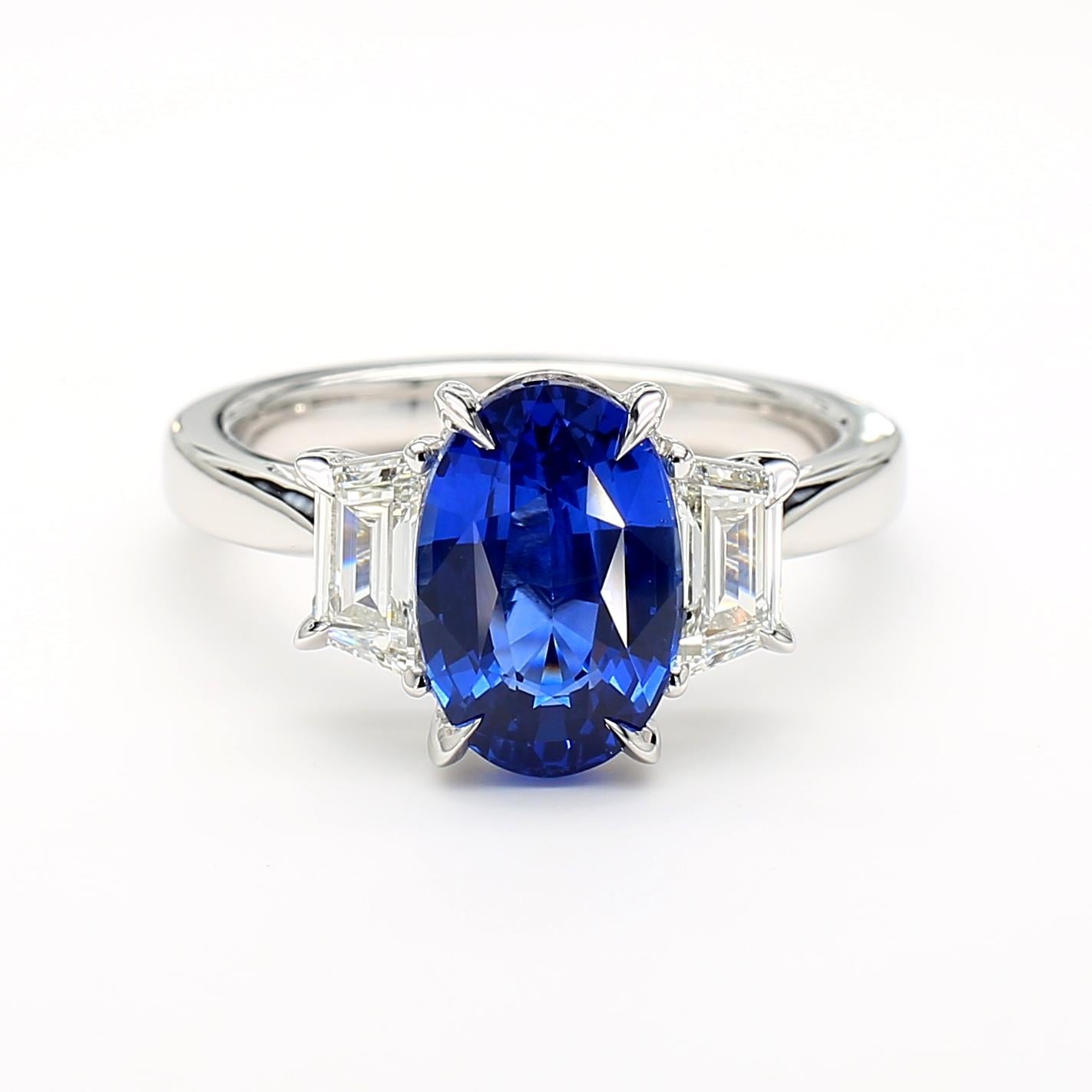 Contemporaneo Anello in oro con zaffiro blu ovale e diamante da 3,62 carati TW certificato GIA in vendita