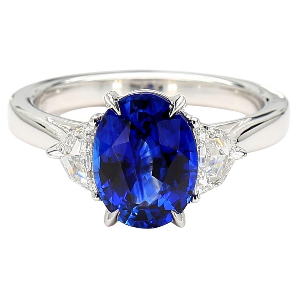 Anello da cocktail in oro con zaffiro ovale blu naturale e diamante bianco da 3.27 carati TW