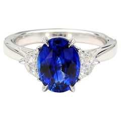 Anello da cocktail in oro con zaffiro ovale blu naturale e diamante bianco da 3.27 carati TW