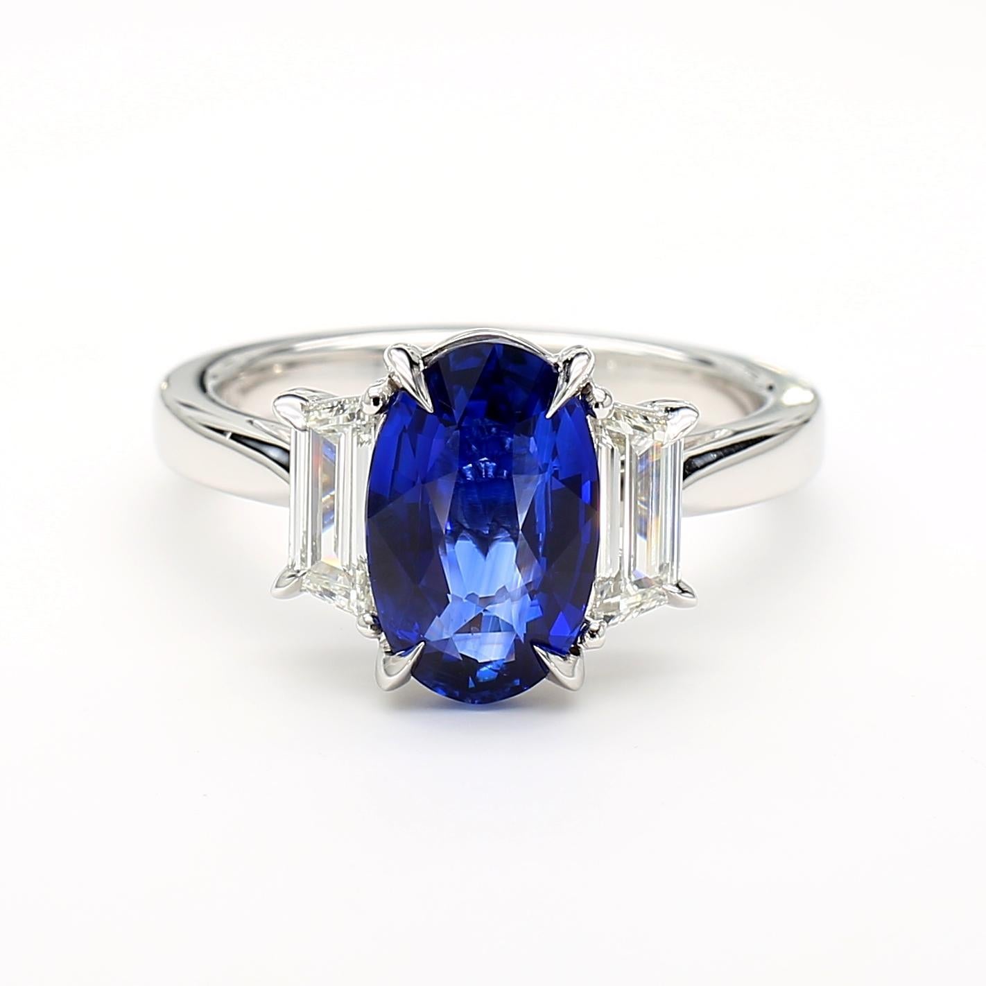 Contemporaneo Anello in oro con zaffiro ovale blu intenso e diamante da 4,12 carati TW certificato GIA in vendita