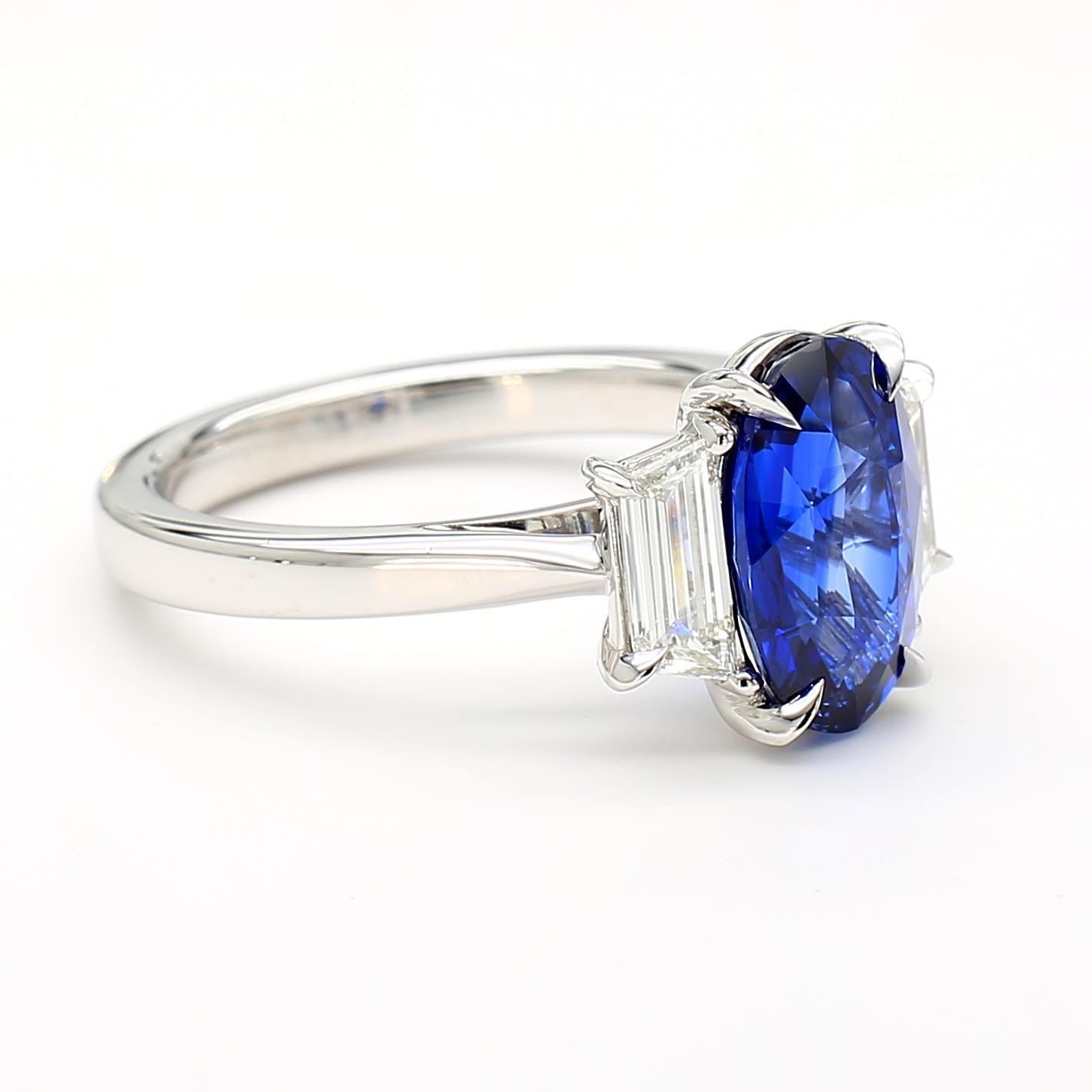 Taglio ovale Anello in oro con zaffiro ovale blu intenso e diamante da 4,12 carati TW certificato GIA in vendita