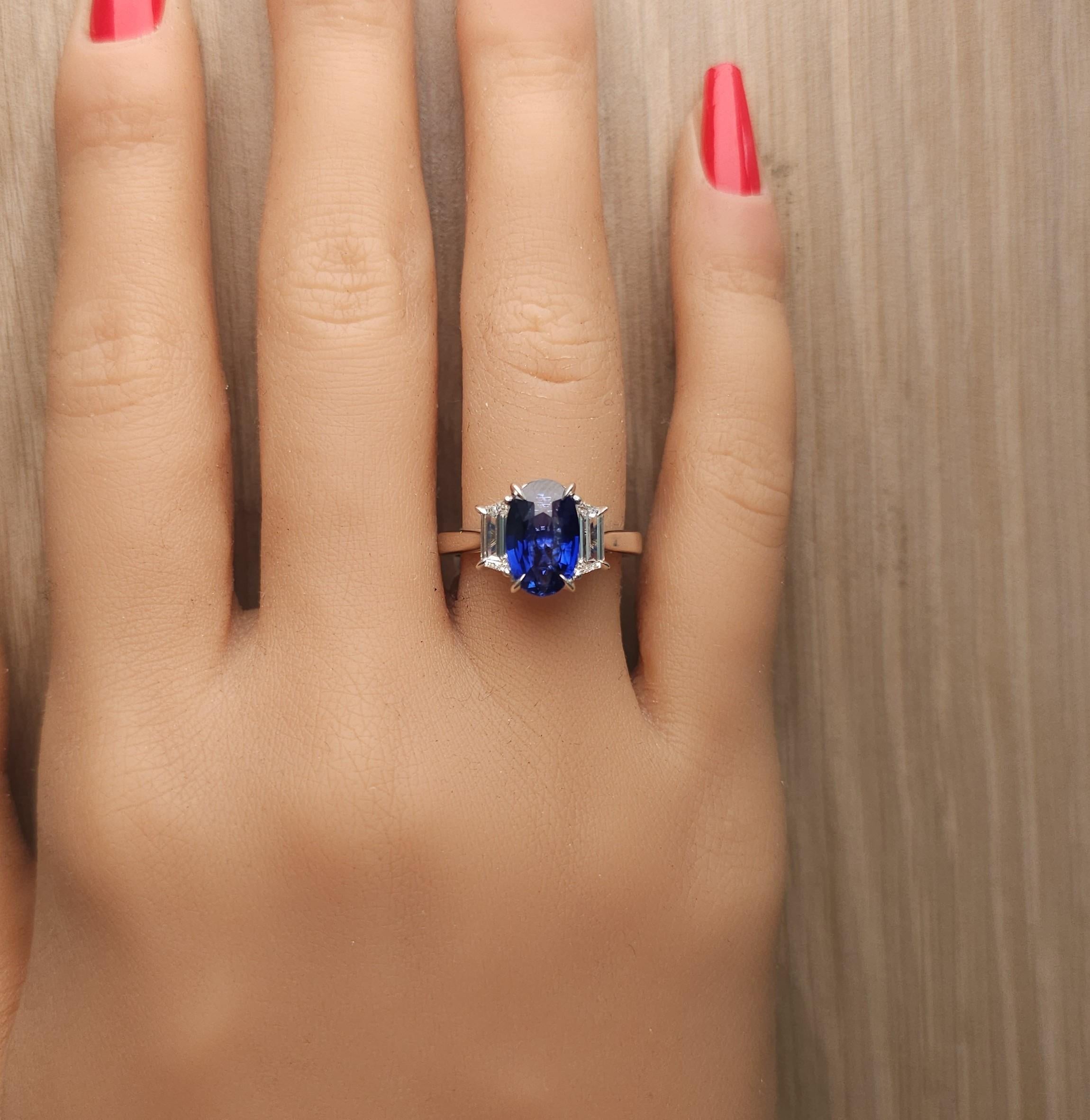Anello in oro con zaffiro ovale blu intenso e diamante da 4,12 carati TW certificato GIA In condizioni Nuovo in vendita a New York, NY