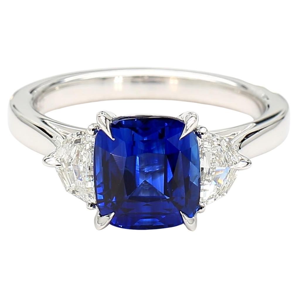 Bague en or certifiée GIA avec saphir coussin bleu profond et diamant blanc 3,43 CT TW en vente