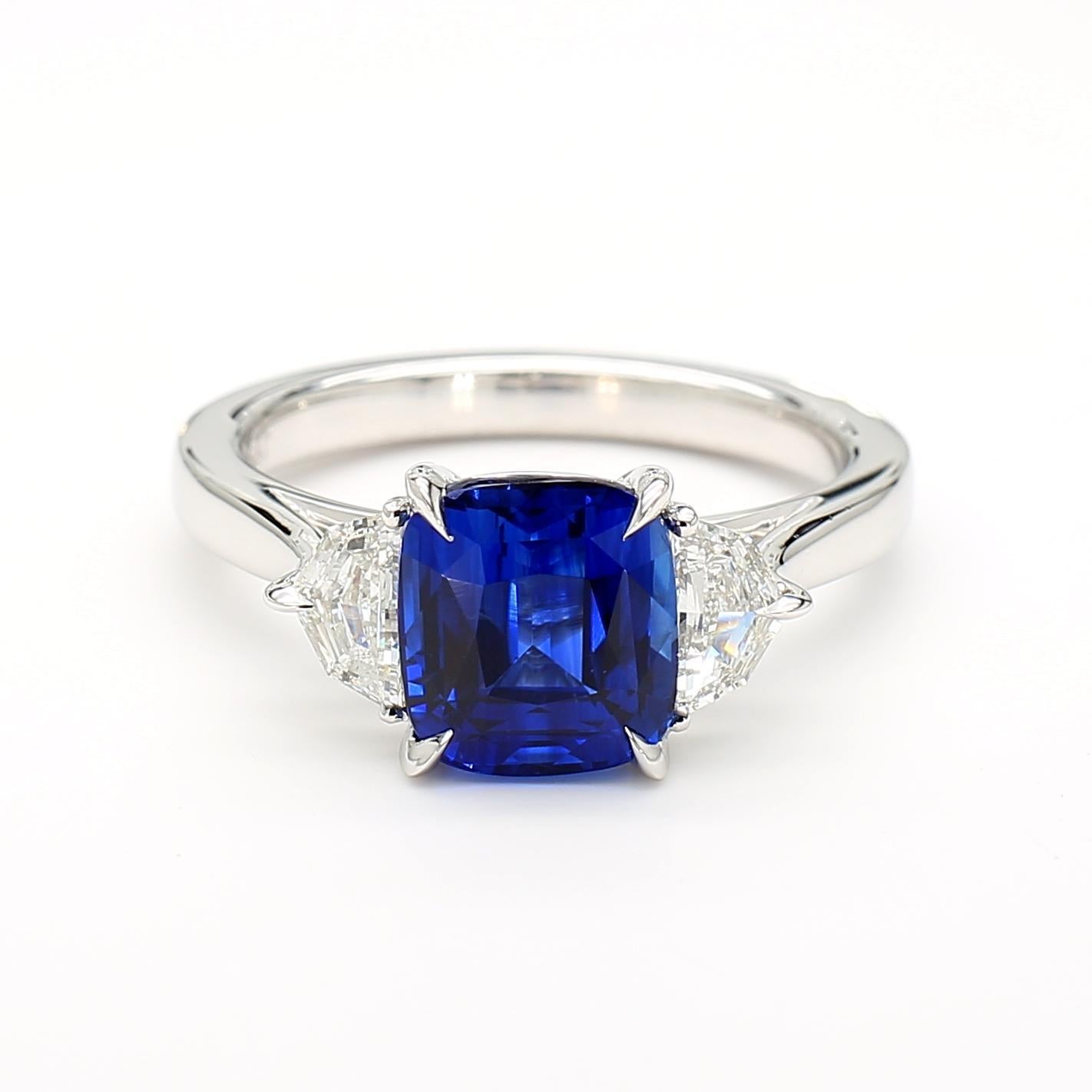 Contemporain Bague en or certifiée GIA avec saphir coussin bleu profond et diamant blanc 3,43 CT TW en vente
