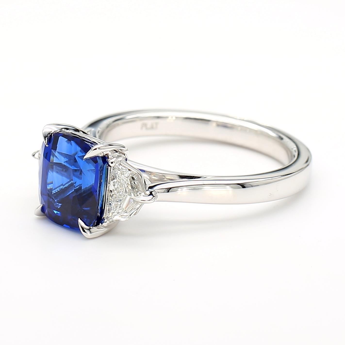 Raregemworld propose une magnifique bague en saphir certifiée GIA. Montée dans une magnifique monture en platine avec un saphir bleu naturel taillé en coussin. Le saphir est entouré de deux diamants blancs naturels taillés en épaulette. Cette bague