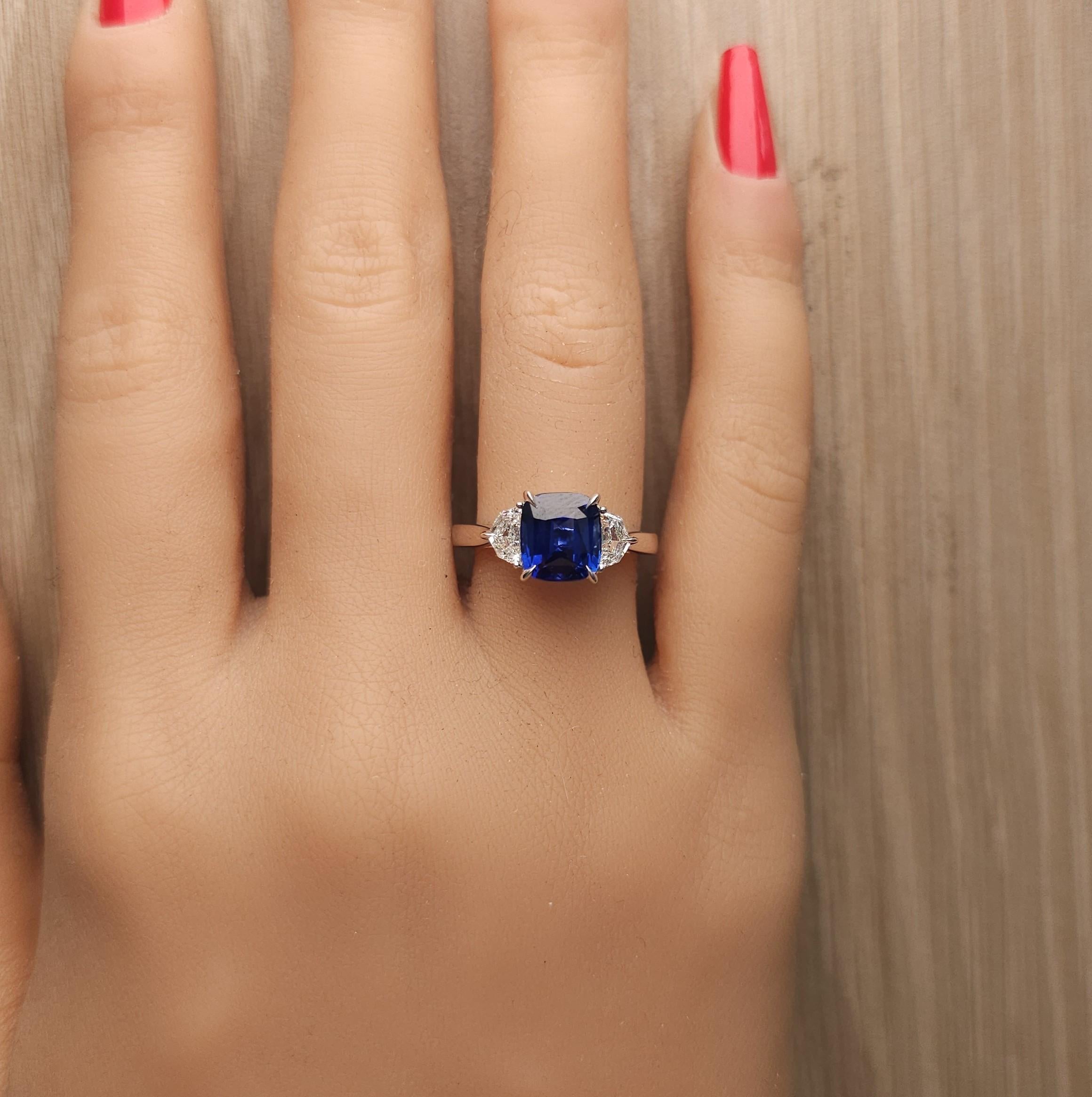 Bague en or certifiée GIA avec saphir coussin bleu profond et diamant blanc 3,43 CT TW Neuf - En vente à New York, NY