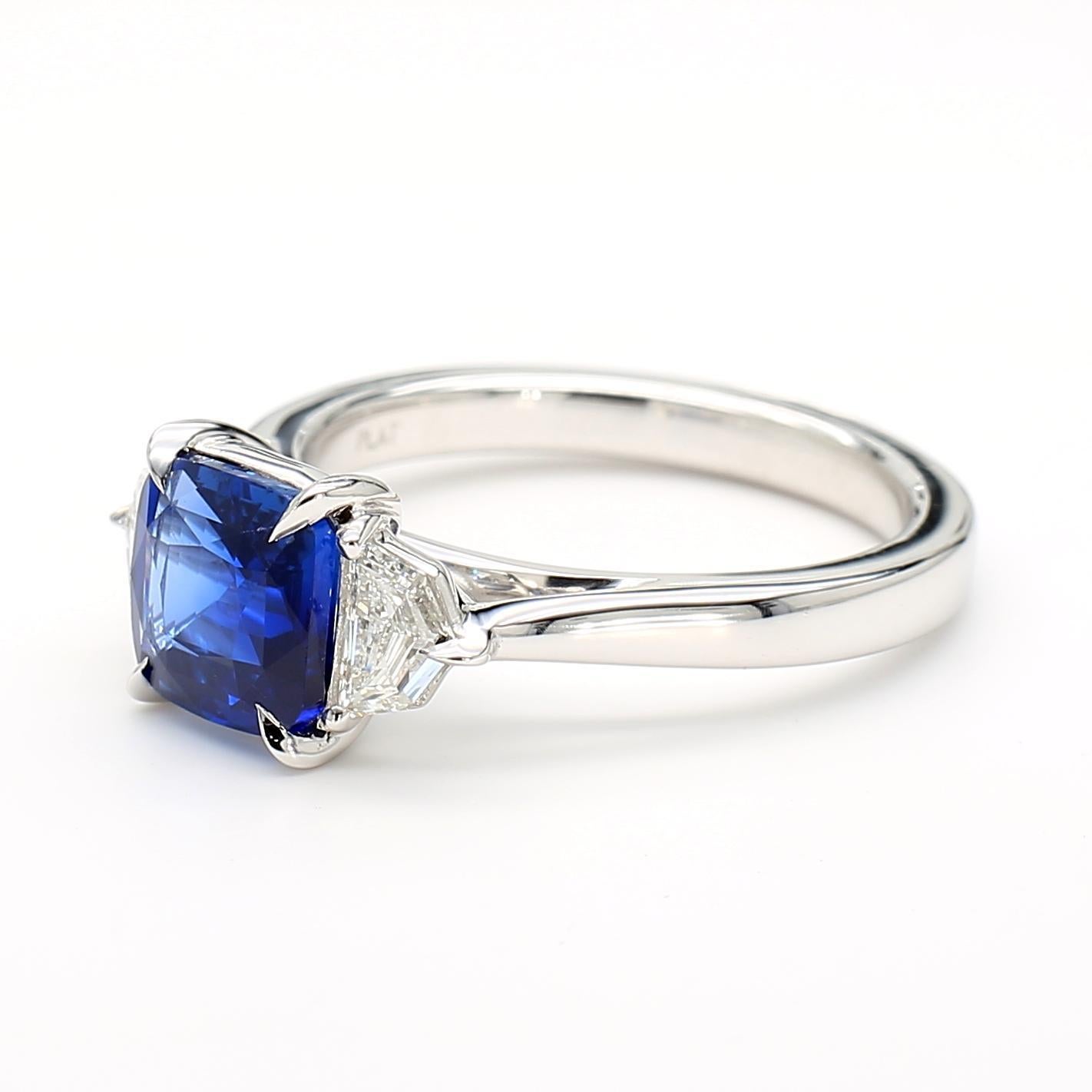 Raregemworld propose une magnifique bague en saphir certifiée GIA. Monté dans une belle monture en or blanc 18 carats avec un saphir bleu naturel de taille coussin. Le saphir est entouré de deux diamants blancs naturels taillés en épaulette. Cette