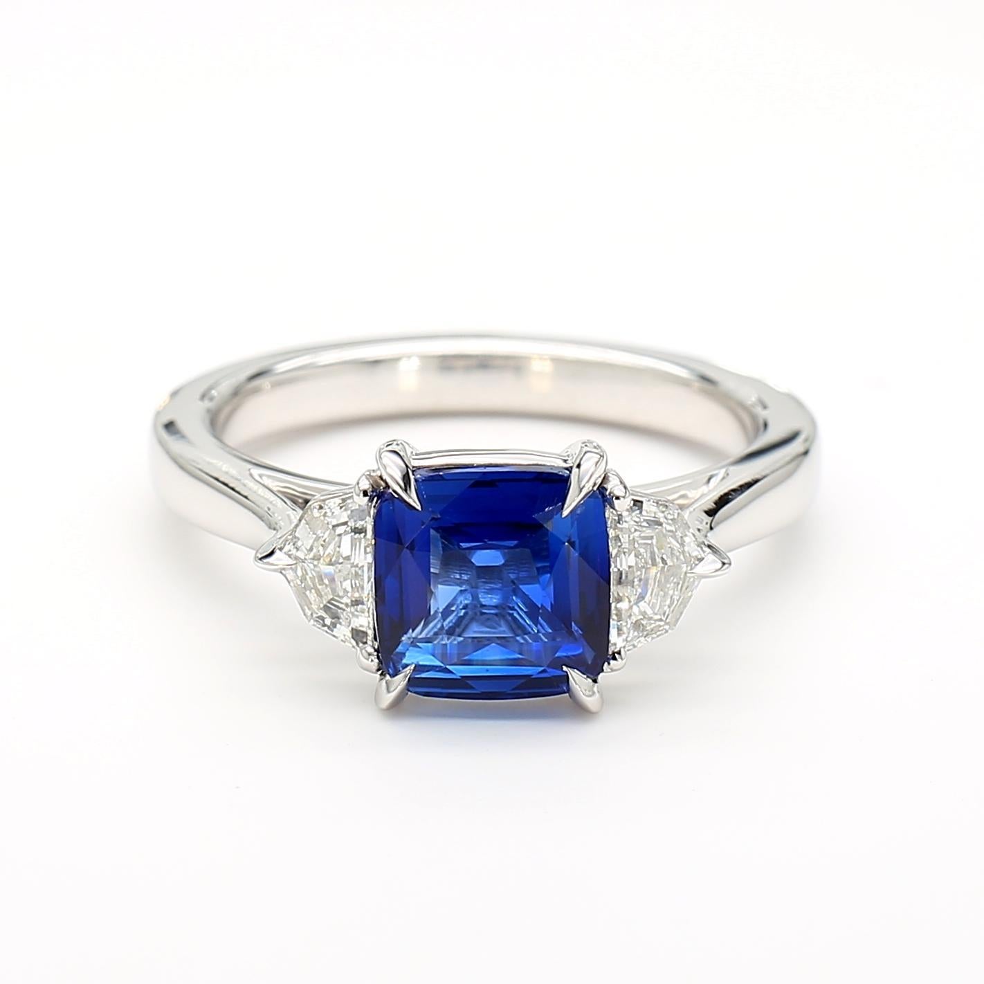 Contemporain Bague en or certifiée GIA, saphir coussin bleu et diamant blanc, 2,40 carats TW en vente