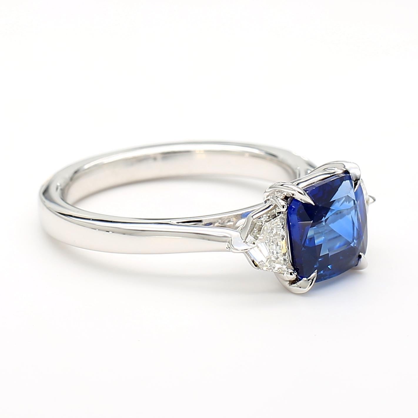 Taille coussin Bague en or certifiée GIA, saphir coussin bleu et diamant blanc, 2,40 carats TW en vente