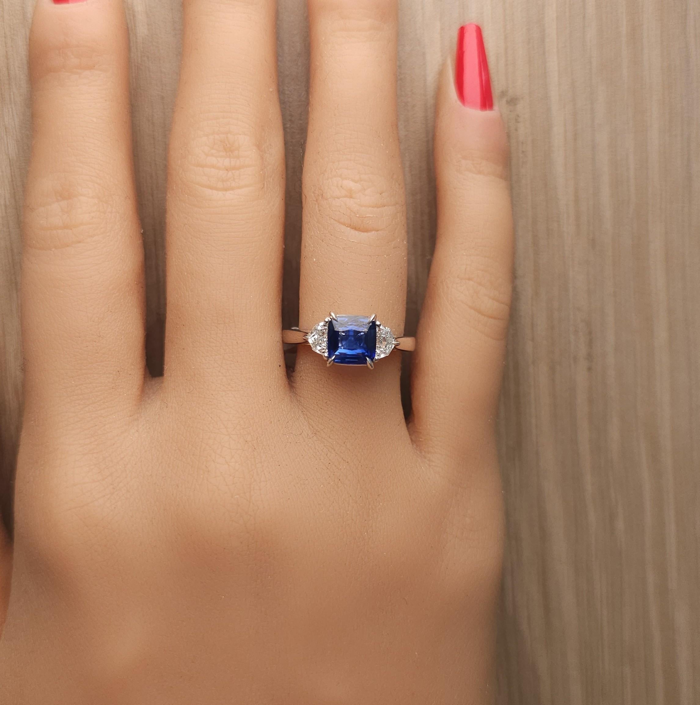 Bague en or certifiée GIA, saphir coussin bleu et diamant blanc, 2,40 carats TW Neuf - En vente à New York, NY