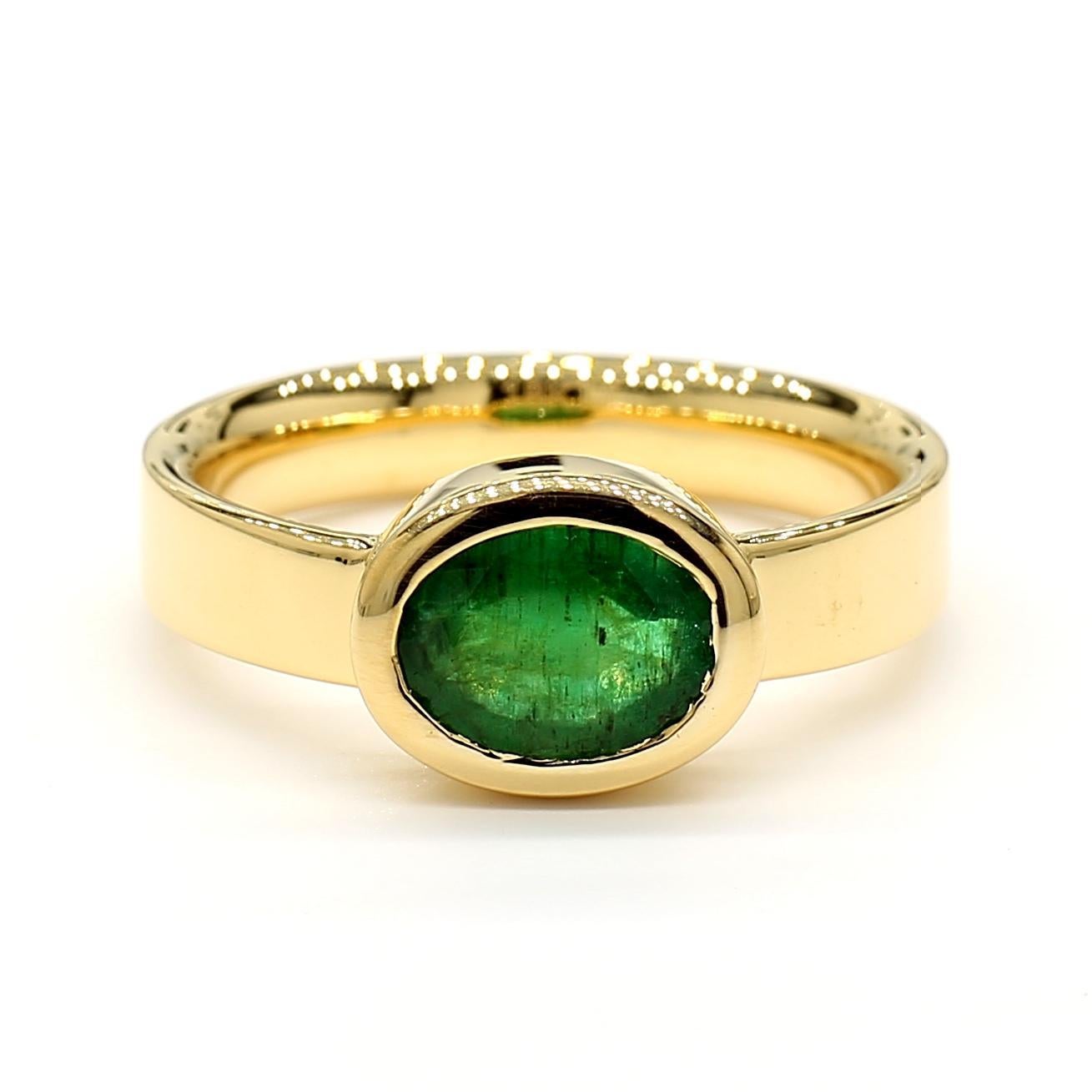 Contemporain Bague de cocktail en or jaune avec émeraude ovale naturelle de 1,01 carat TW en vente