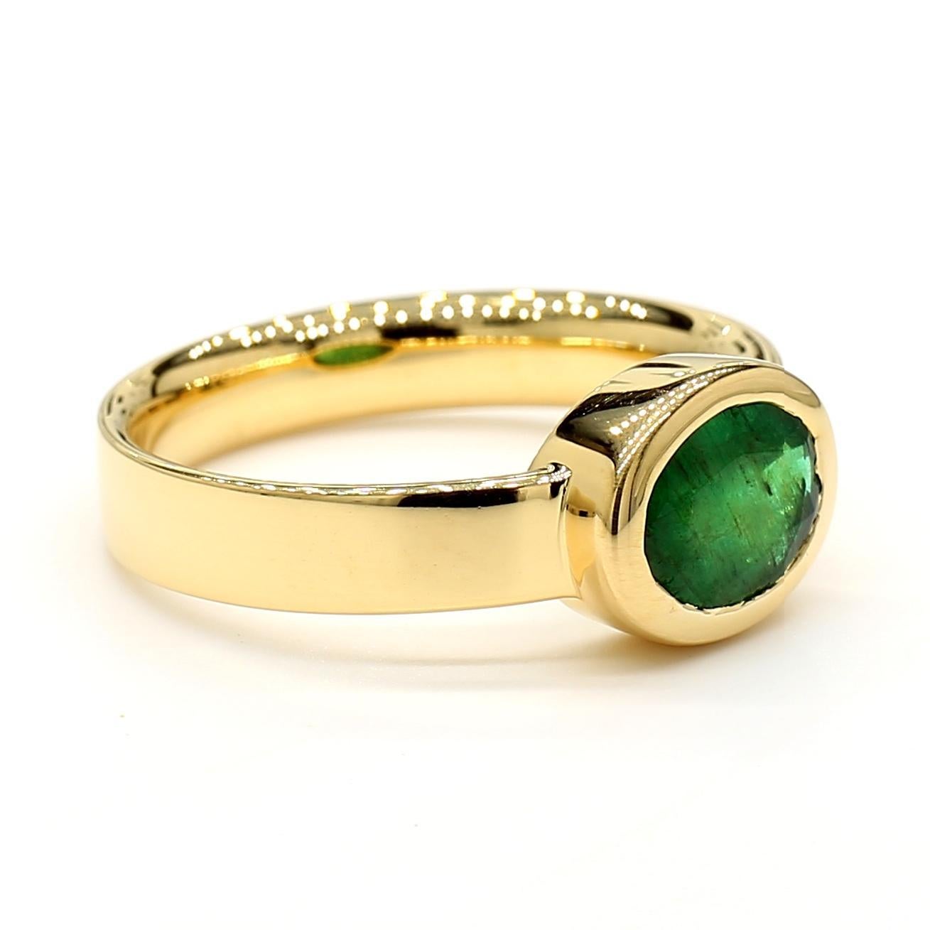 Taille émeraude Bague de cocktail en or jaune avec émeraude ovale naturelle de 1,01 carat TW en vente