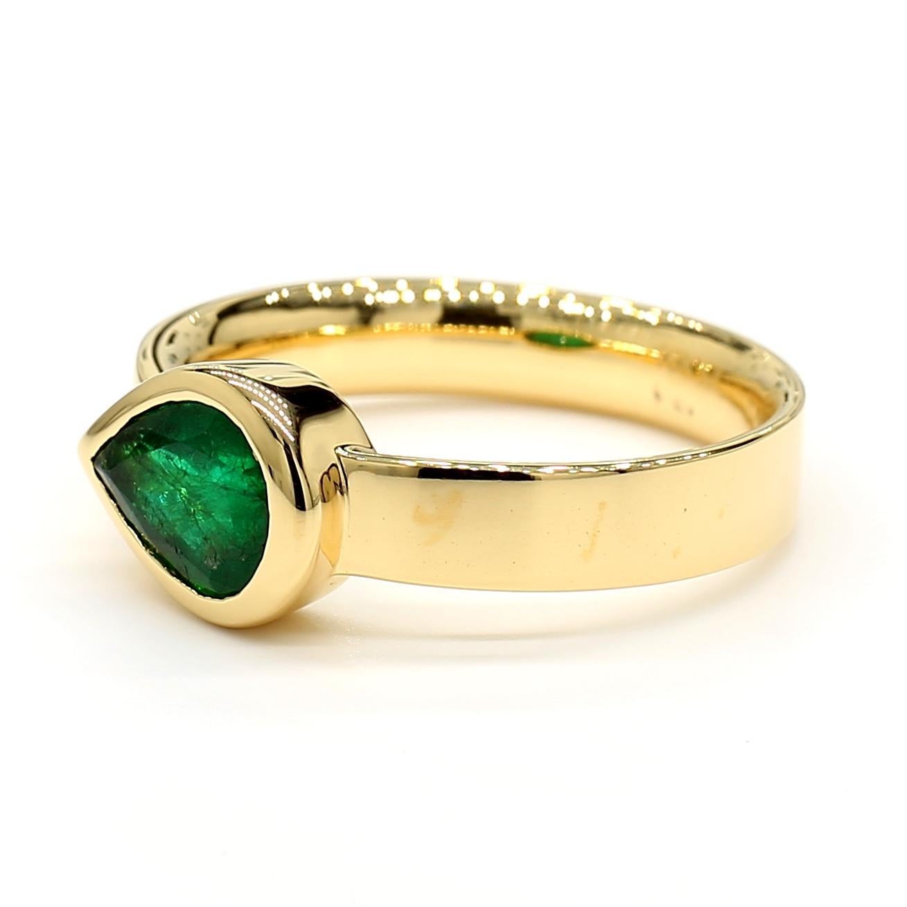 La magnifique bague en émeraude de Raregemworld. Monté dans une belle monture en or blanc 18 carats avec une émeraude naturelle taillée en poire. Cette bague est garantie pour impressionner et améliorer votre collection personnelle !

Poids total :