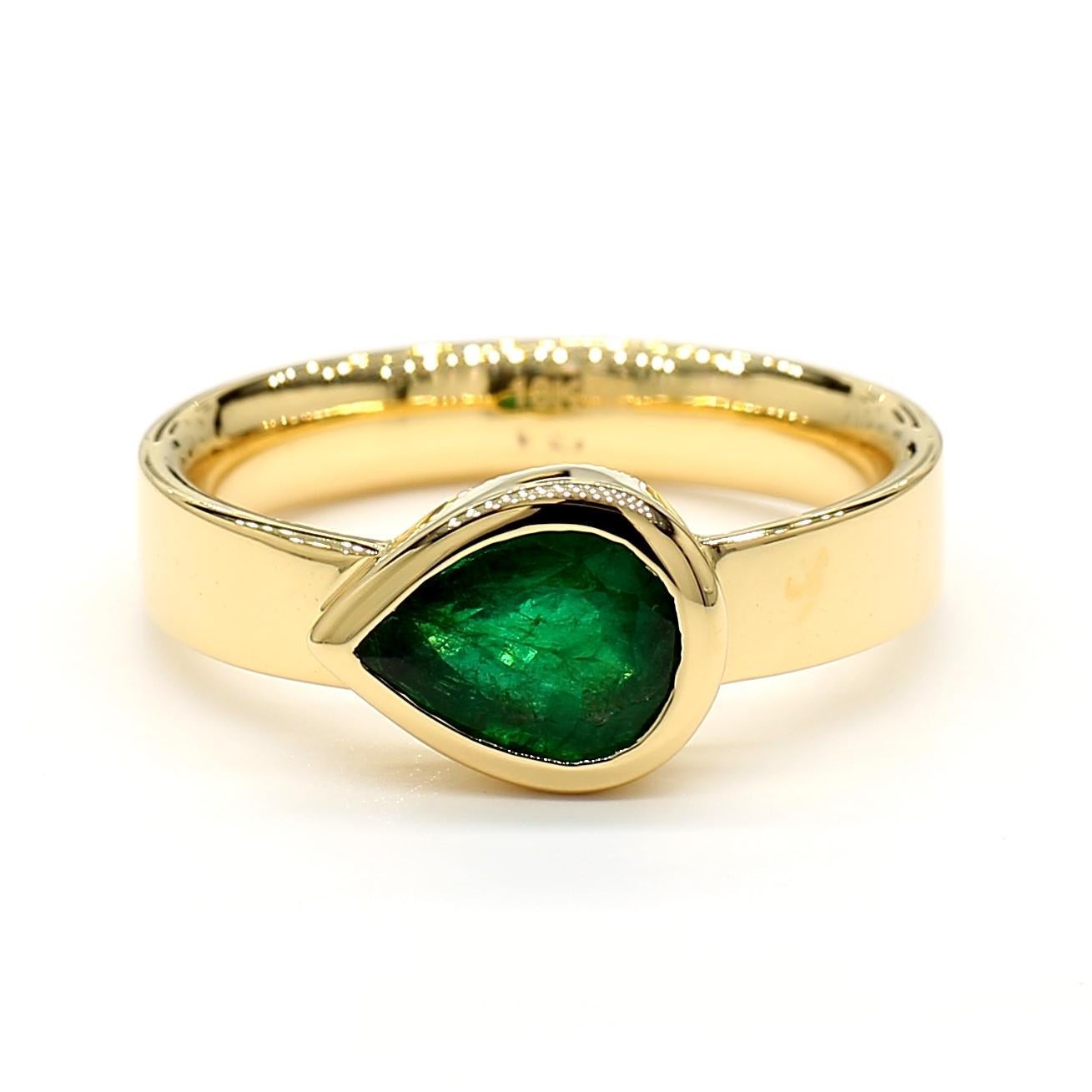 Contemporain Bague de cocktail en or jaune avec émeraude poire naturelle 1,25 carat TW en vente