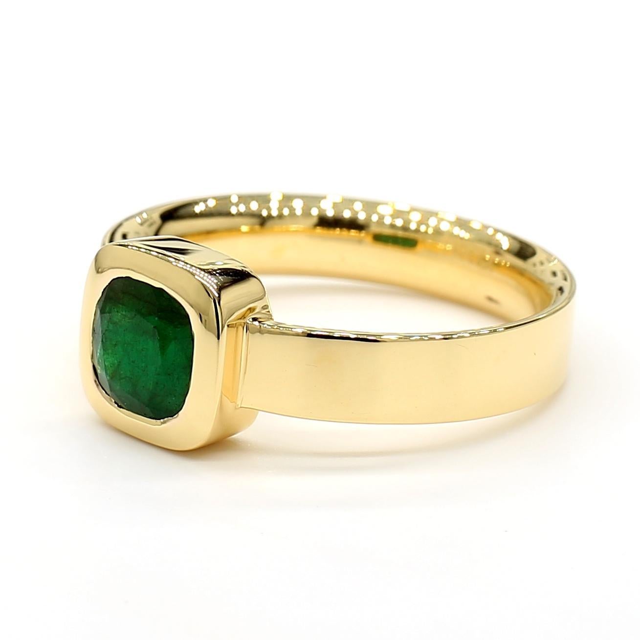 La magnifique bague en émeraude de Raregemworld. Monté dans une belle monture en or jaune 18 carats avec une émeraude naturelle taillée en émeraude. Cette bague est garantie pour impressionner et améliorer votre collection personnelle !

Poids total