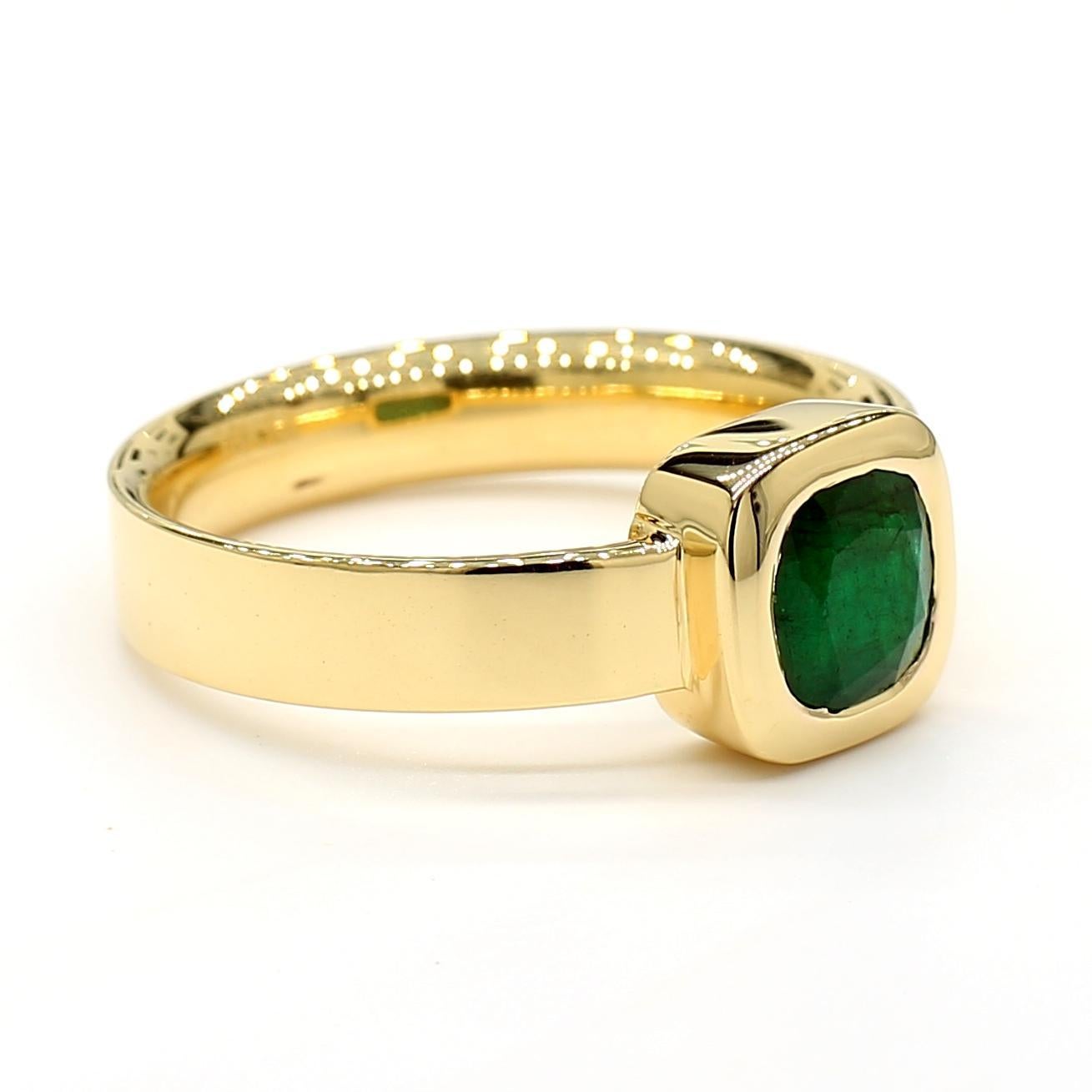 Taille émeraude Bague cocktail en or jaune avec émeraude naturelle 0,84 carat TW en vente