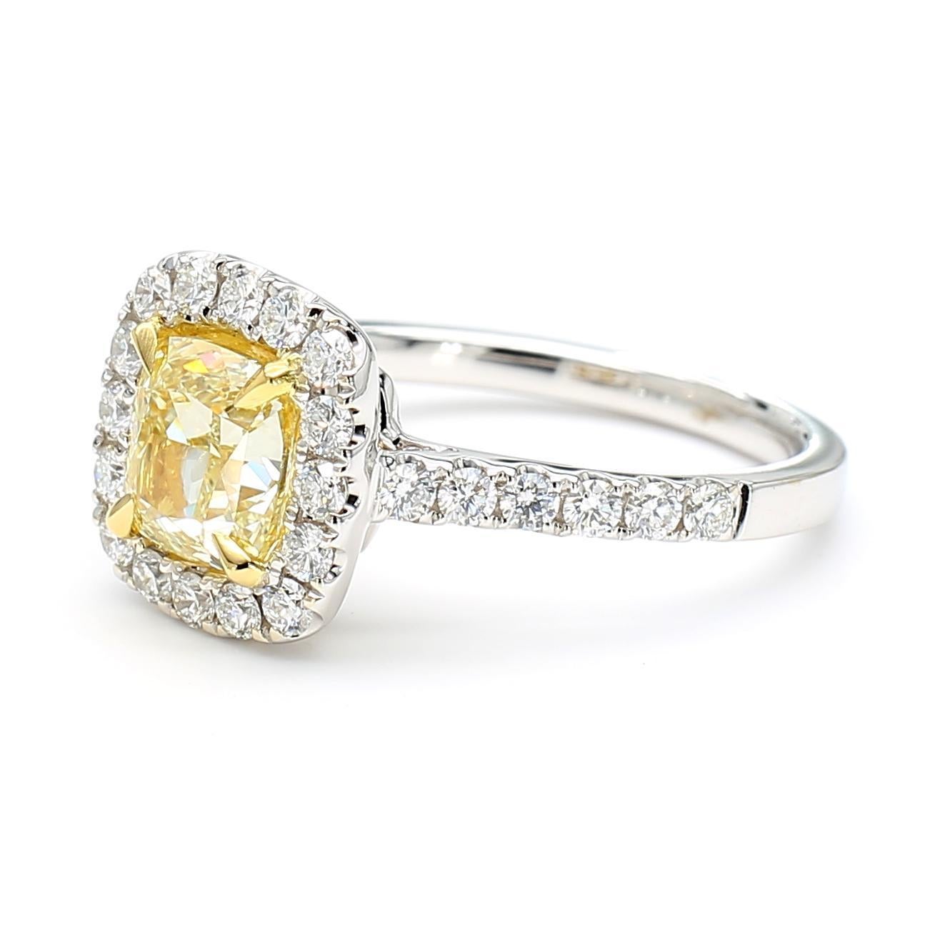 La magnifique bague en diamant de Raregemworld. Monté dans une belle monture en or 18 carats avec un diamant jaune naturel de taille coussin. Le diamant jaune est entouré d'une mêlée de diamants blancs ronds naturels. Cette bague est garantie pour