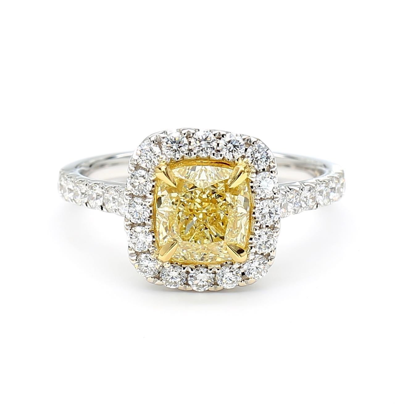 Contemporain Bague cocktail en or jaune naturel certifié GIA avec diamant coussin de 2.16 carats poids total en vente
