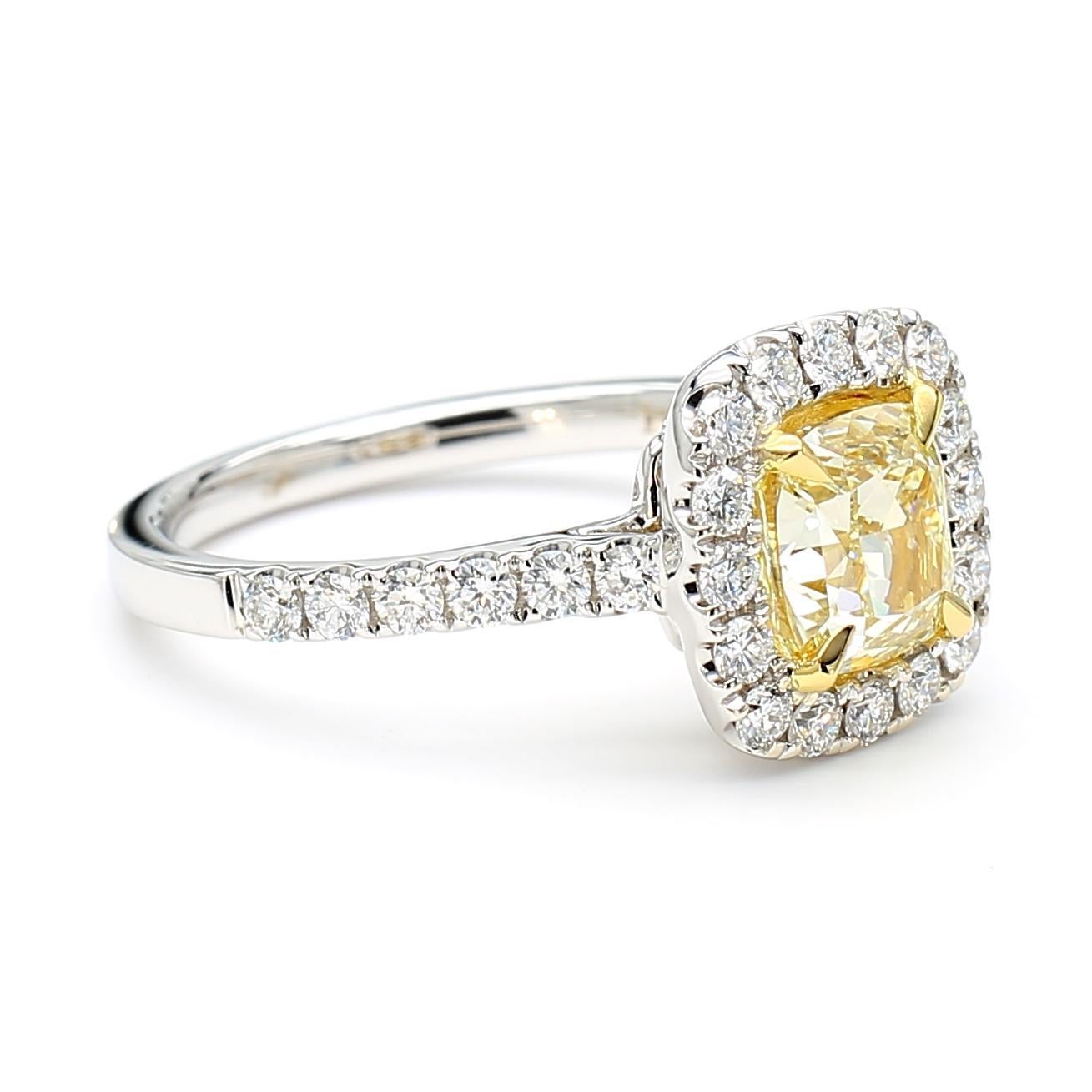 Taille coussin Bague cocktail en or jaune naturel certifié GIA avec diamant coussin de 2.16 carats poids total en vente