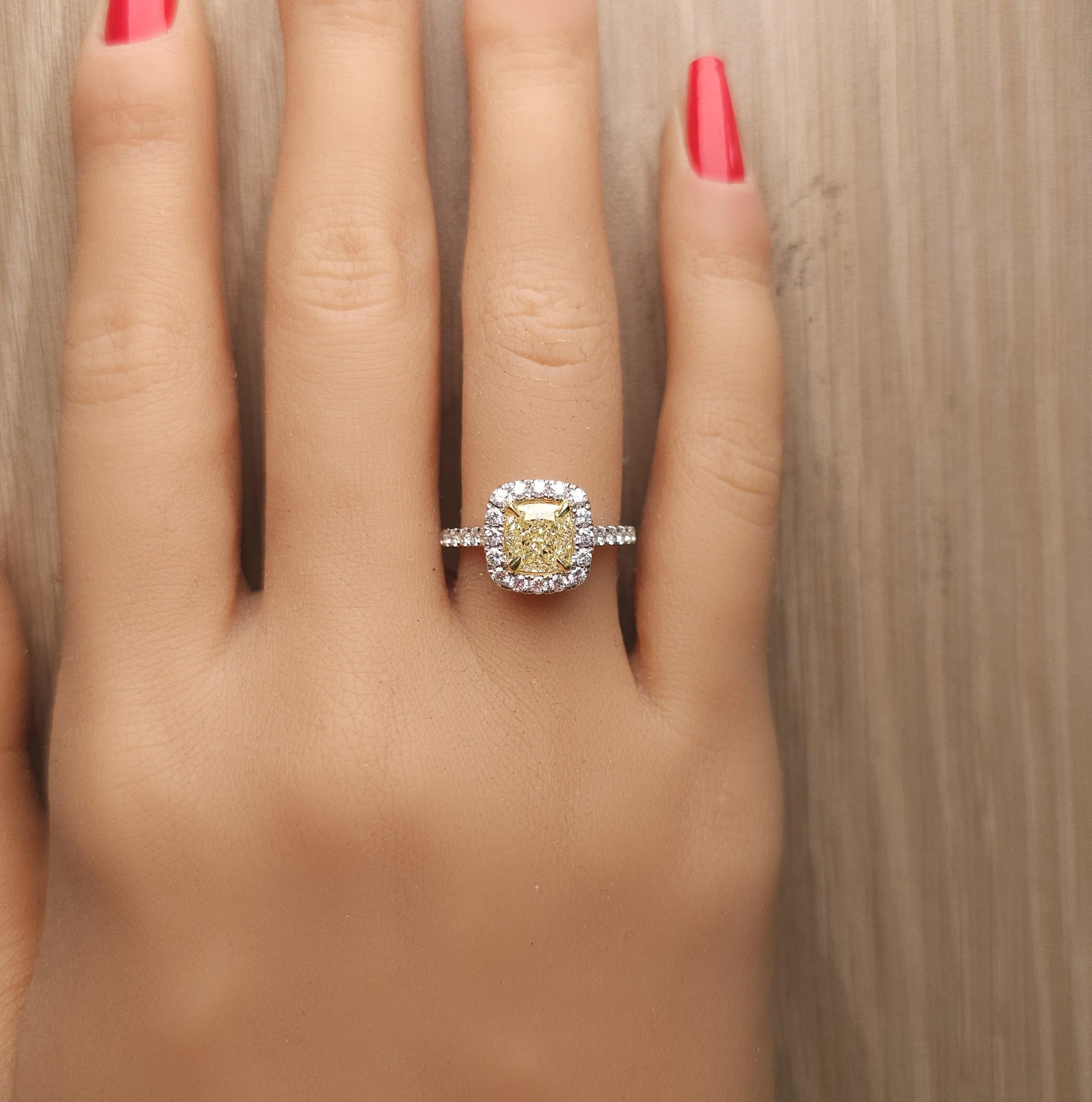 Bague cocktail en or jaune naturel certifié GIA avec diamant coussin de 2.16 carats poids total Neuf - En vente à New York, NY