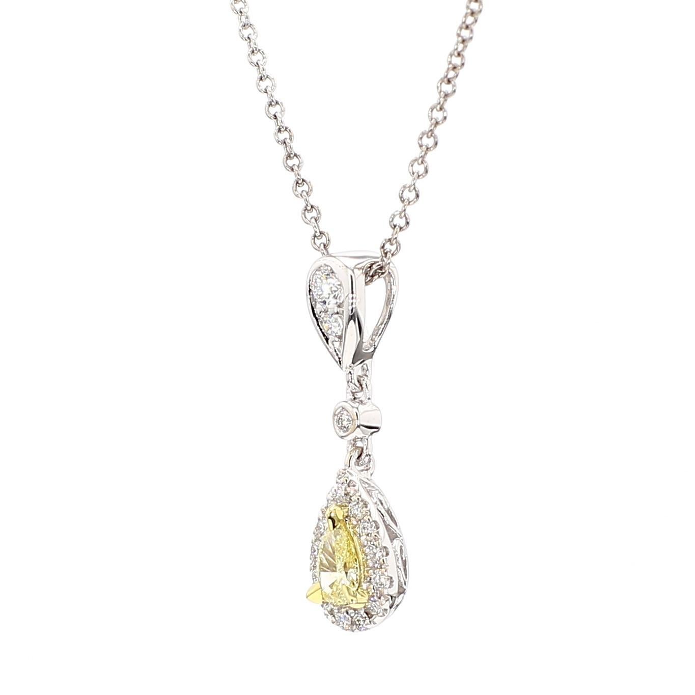 Il bellissimo ciondolo con diamante di RareGemworld. Montato in una splendida montatura in oro giallo e bianco 18 carati con un diamante giallo naturale taglio pera. Il diamante giallo è circondato da piccoli diamanti bianchi naturali rotondi.