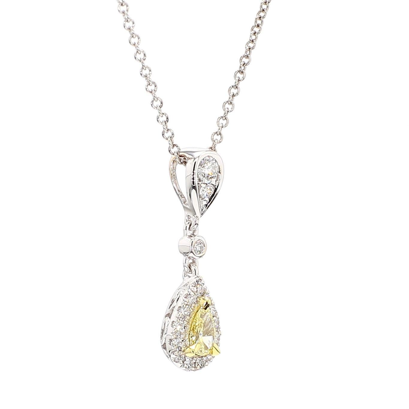 Taglio a goccia Ciondolo a goccia in oro con pera gialla naturale e diamante bianco da 28 carati TW in vendita