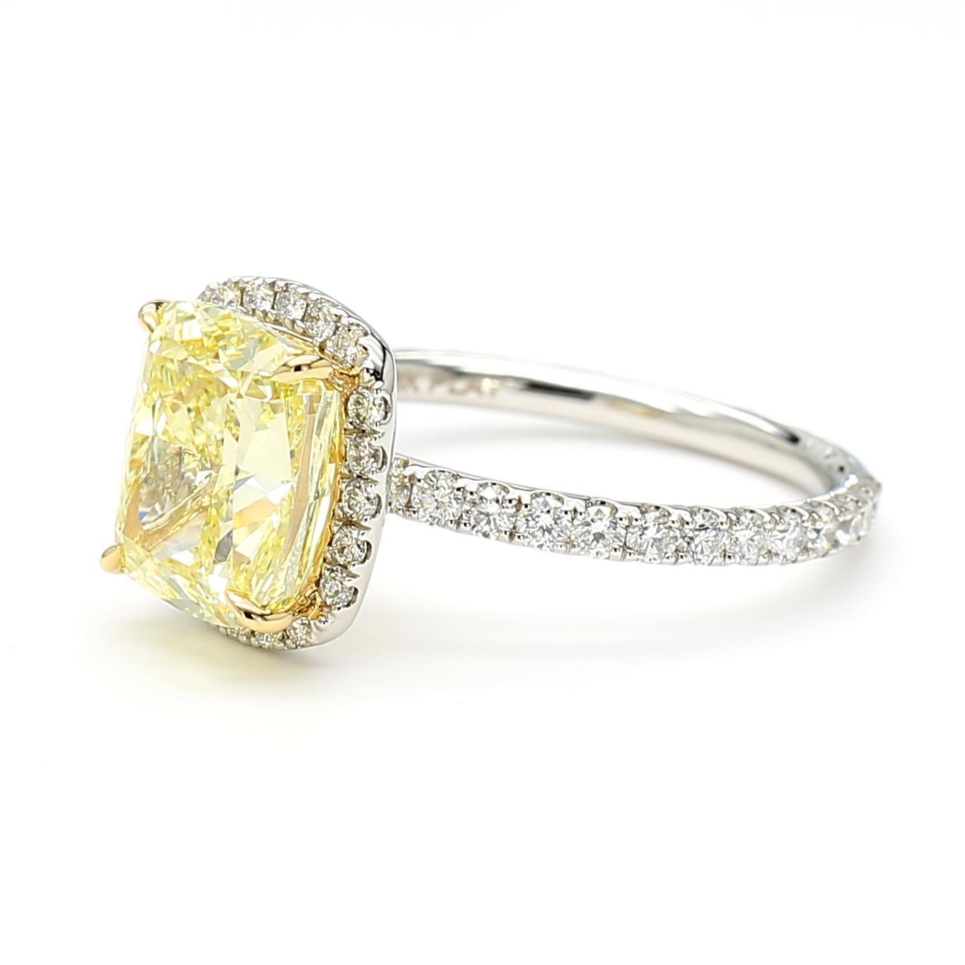Der schöne Diamantring von RareGemWorld. Montiert in einer schönen 18K Goldfassung mit einem natürlichen gelben Diamanten im Kissenschliff. Der gelbe Diamant ist von runden weißen Naturdiamanten umgeben. Dieser Ring wird Sie garantiert beeindrucken