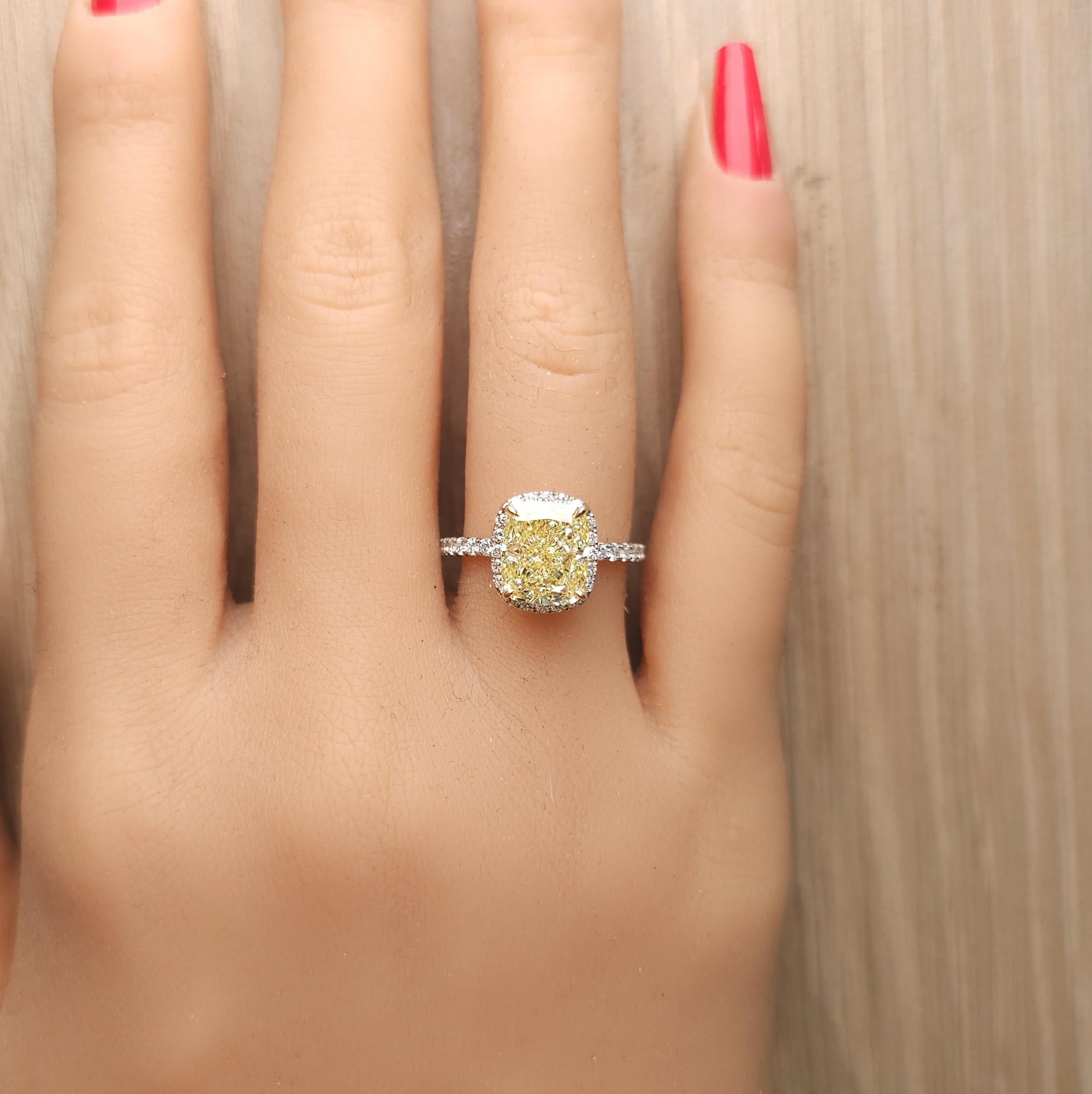 GIA zertifiziert Fancy Intense Yellow Cushion Diamond 4,19 Karat TW Gold Ring im Zustand „Neu“ im Angebot in New York, NY