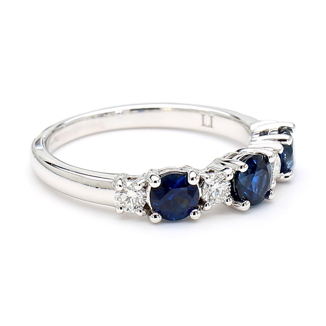 Natürlicher blauer runder Saphir und weißer Diamant 1.25 Karat TW Gold Cocktail-Ring (Rundschliff) im Angebot
