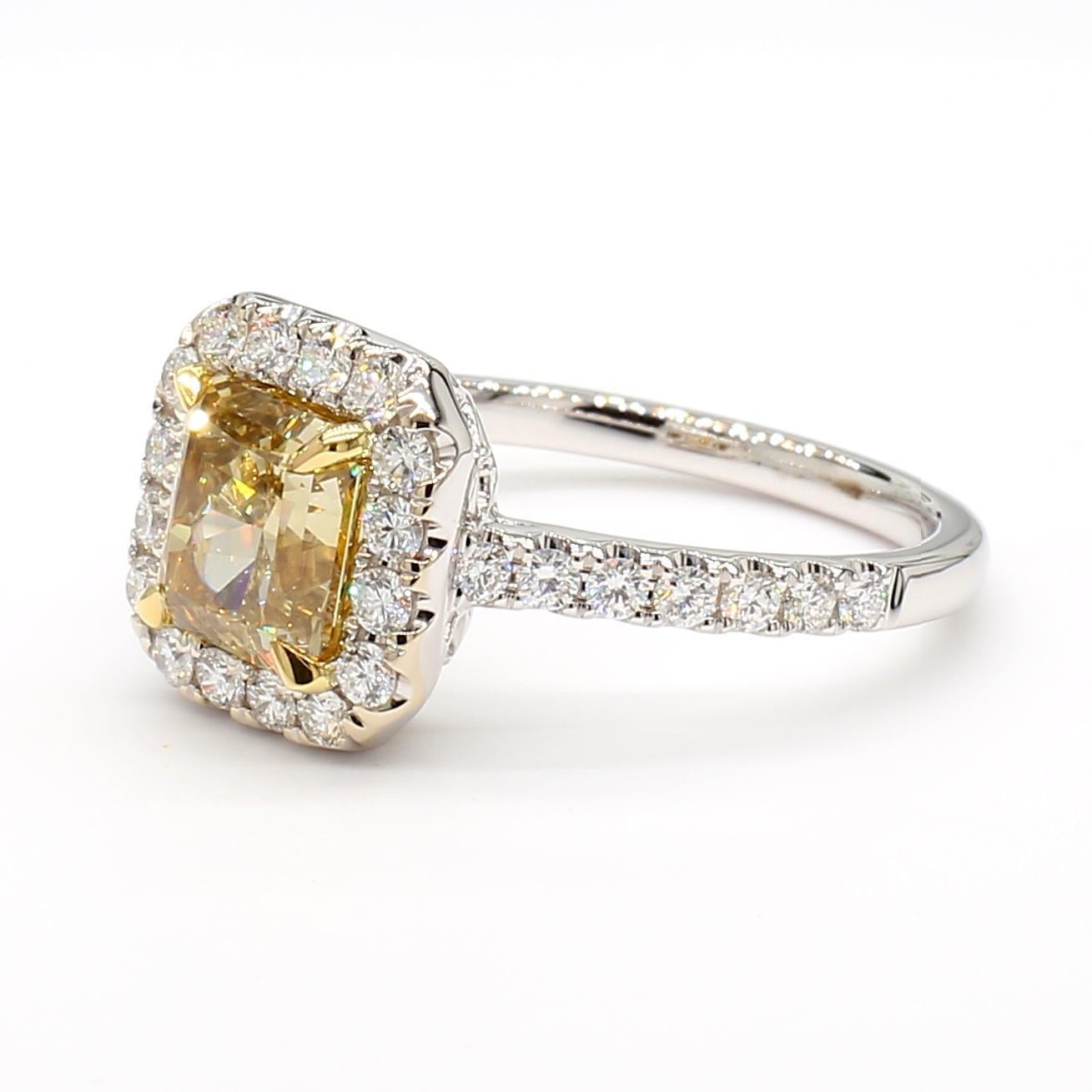 La magnifique bague en diamant certifiée GIA de Raregemworld. Monté dans une belle monture en or jaune et blanc 18 carats avec un diamant de taille naturelle radiant Fancy Brownish Yellow. Le diamant est entouré d'une mêlée de diamants blancs ronds