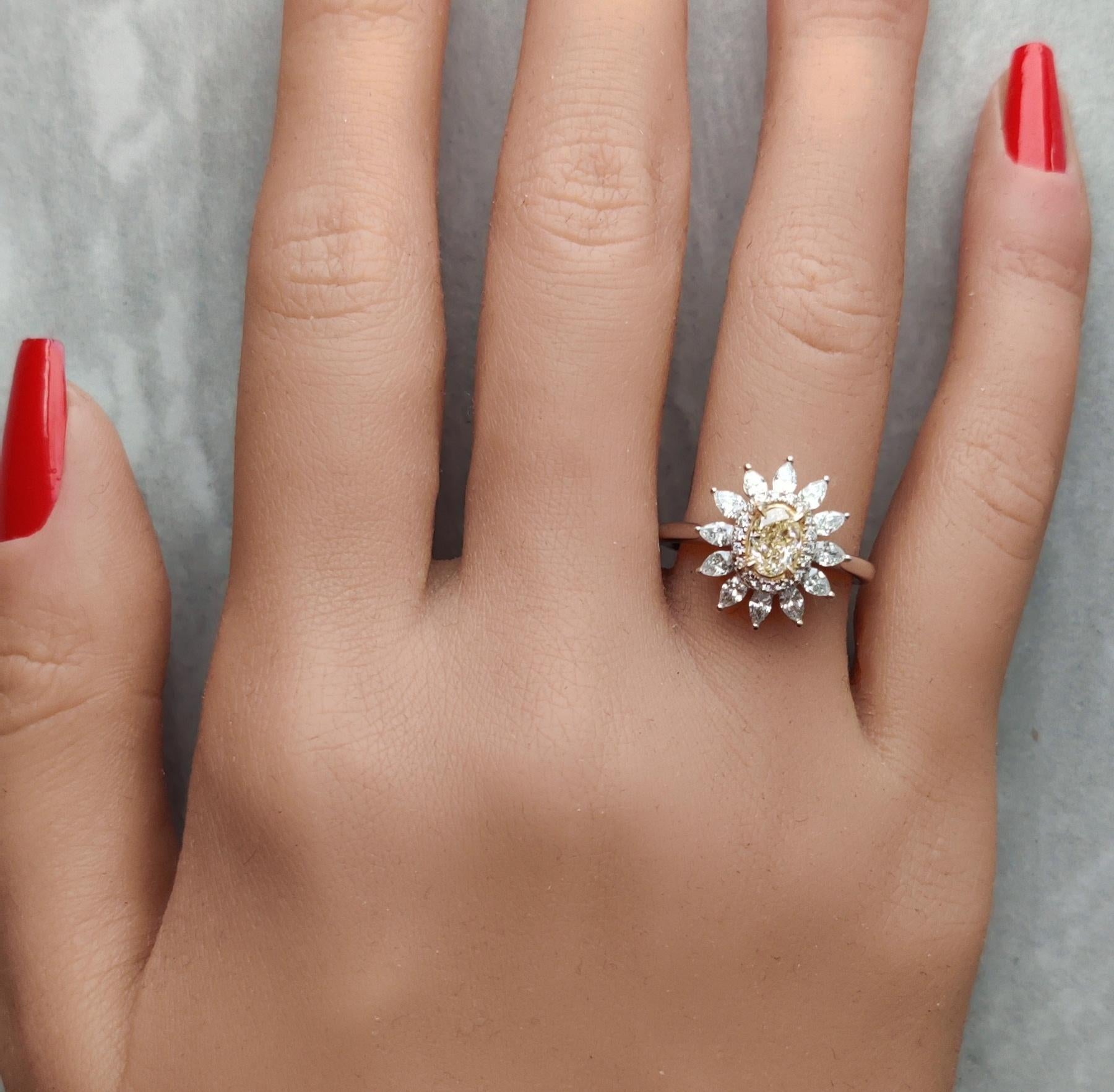 Bague cocktail en or jaune naturel et diamants blancs et ovales de 1.41 carats poids total Neuf - En vente à New York, NY